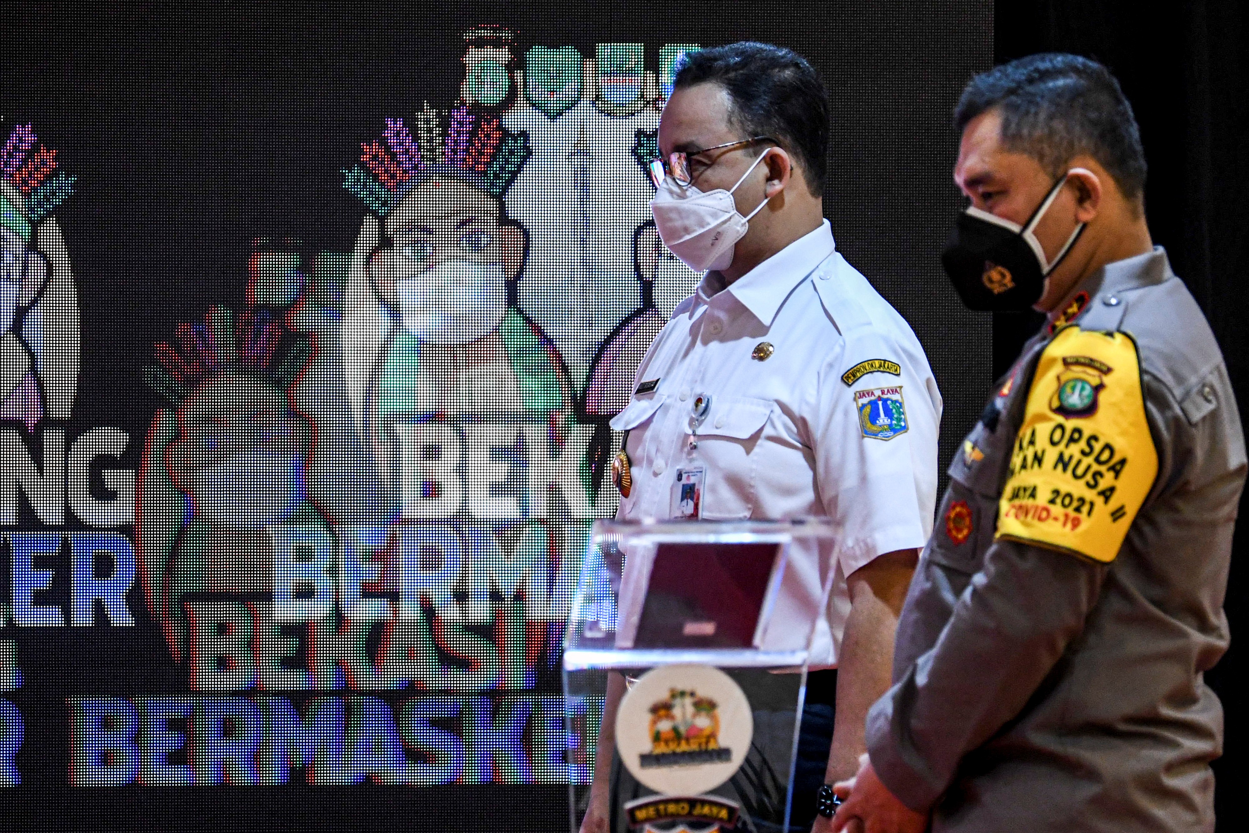 Gubernur DKI Jakarta Anies Baswedan (kiri) didampingi Kapolda Metro Jaya Irjen Fadil Imran (kanan).