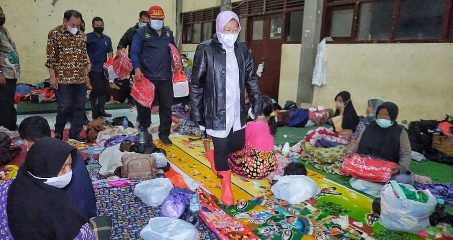 Mensos Risma kunjungi korban banjir di wilayah Pekalongan, Jumat (12/2).