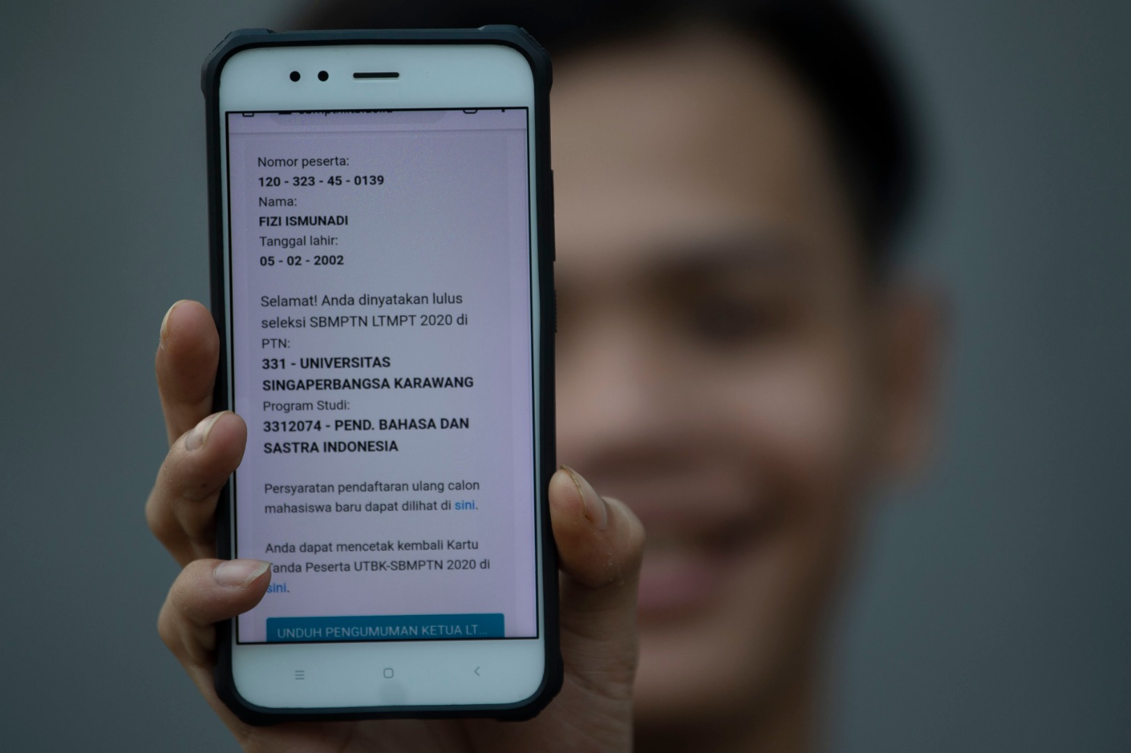  Seorang lulusan SMA menunjukkan informasi hasil Seleksi Bersama Masuk Perguruan Tinggi Negeri (SBMPTN) 2020 di Depok, Jumat (14/8/2020)