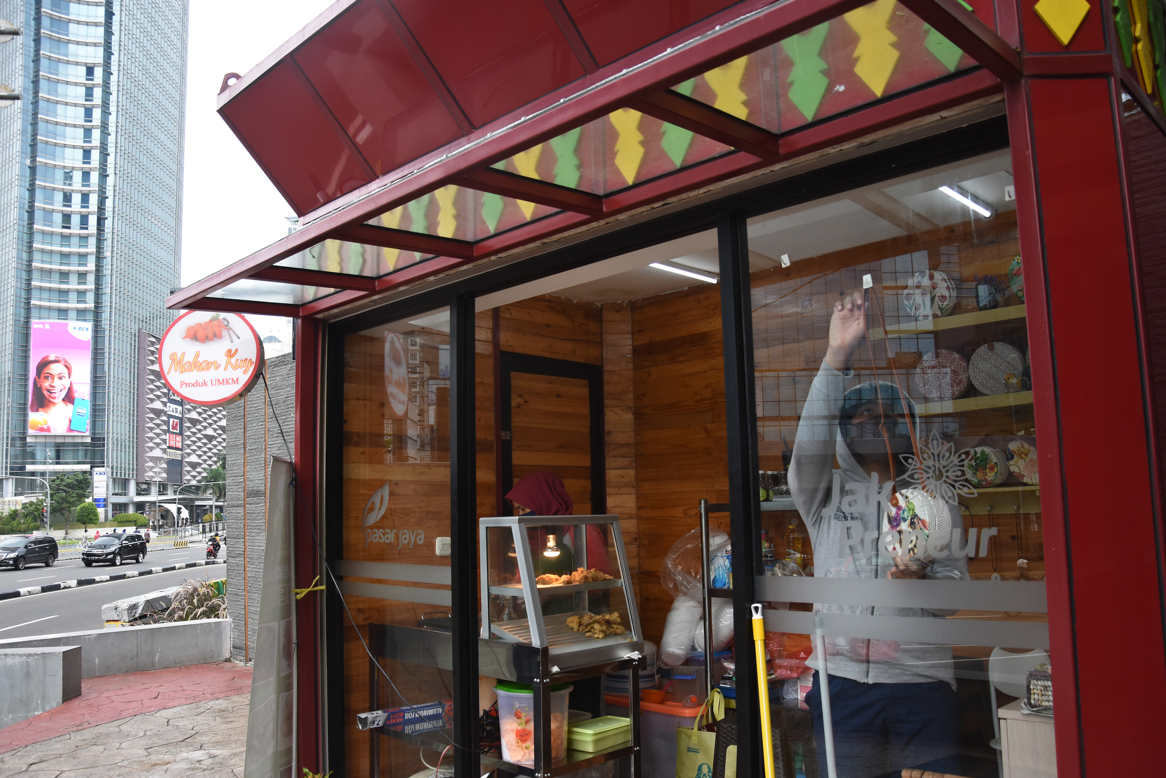 Pedagang menata produk yang dijual di kios Jakpreneur di kawasan Taman Sumenep, Jakarta, Minggu (14/2/2021). 