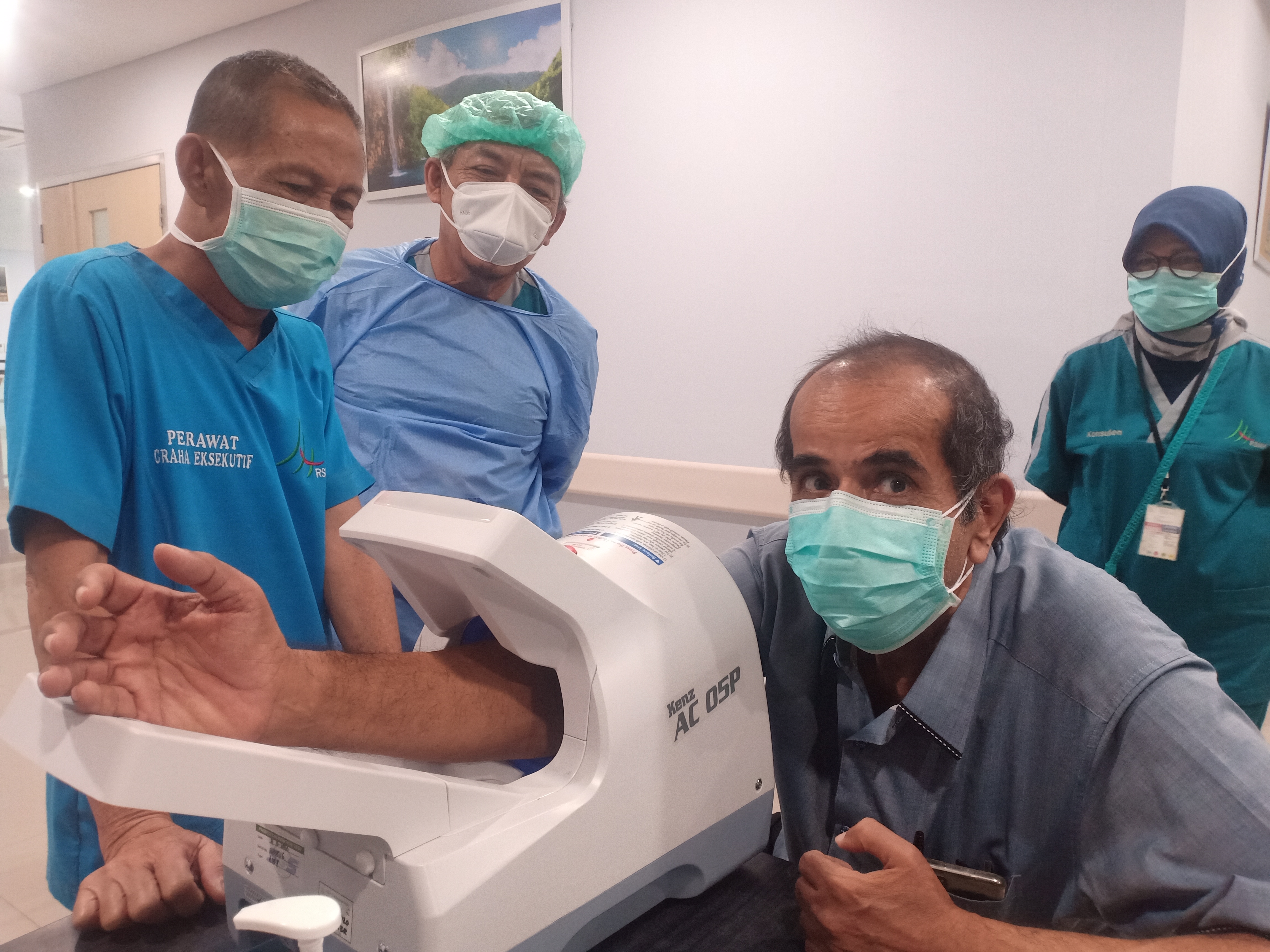 Suasana pelaksanaan vaksinasi untuk tenaga medis yang berusia 60 tahun ke atas yang ada di RSMH Palembang, Selasa (9/2/2021).