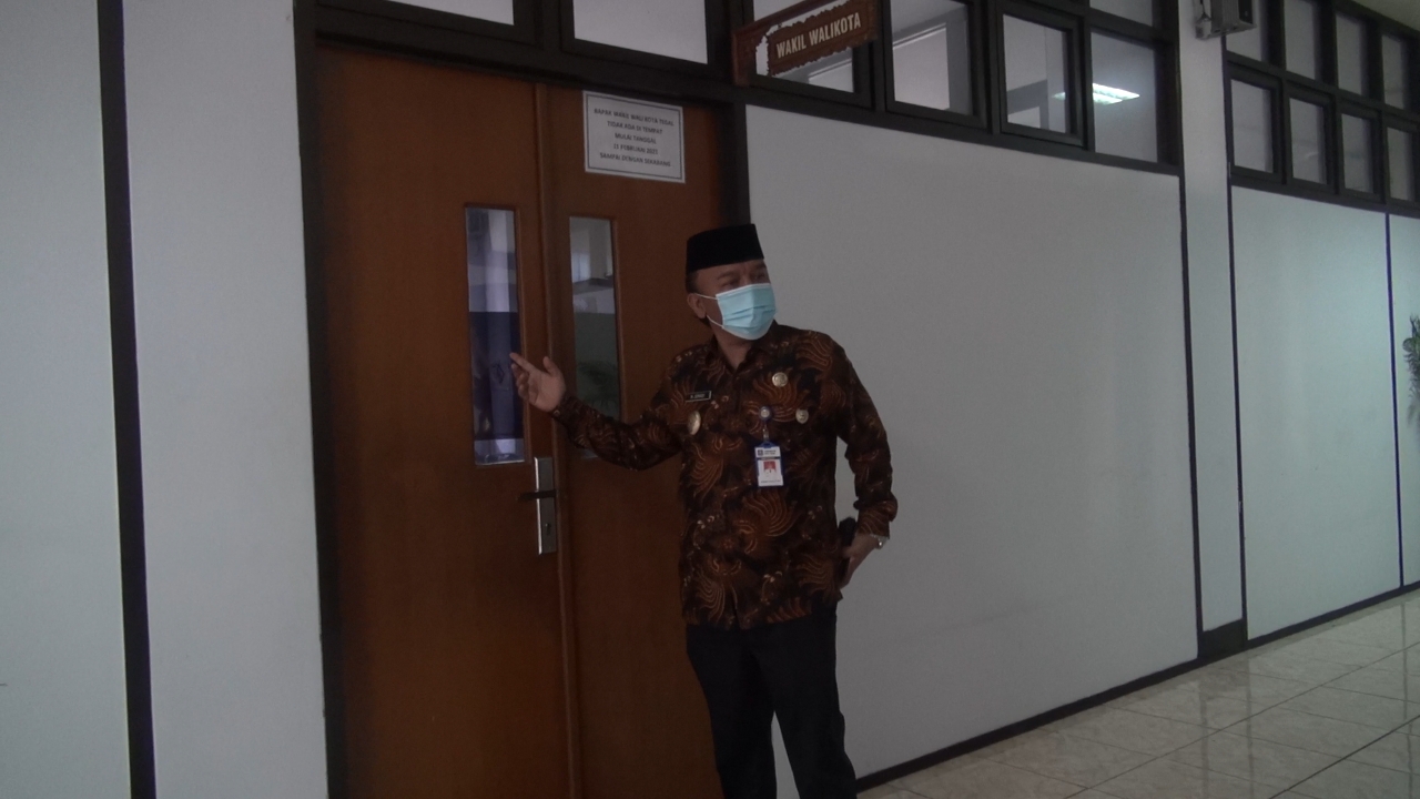 Wakil Wali kota Muhammad Jumadi menunjukan ruang kerjanya terkunci kepada awak media, Selasa (23/2).