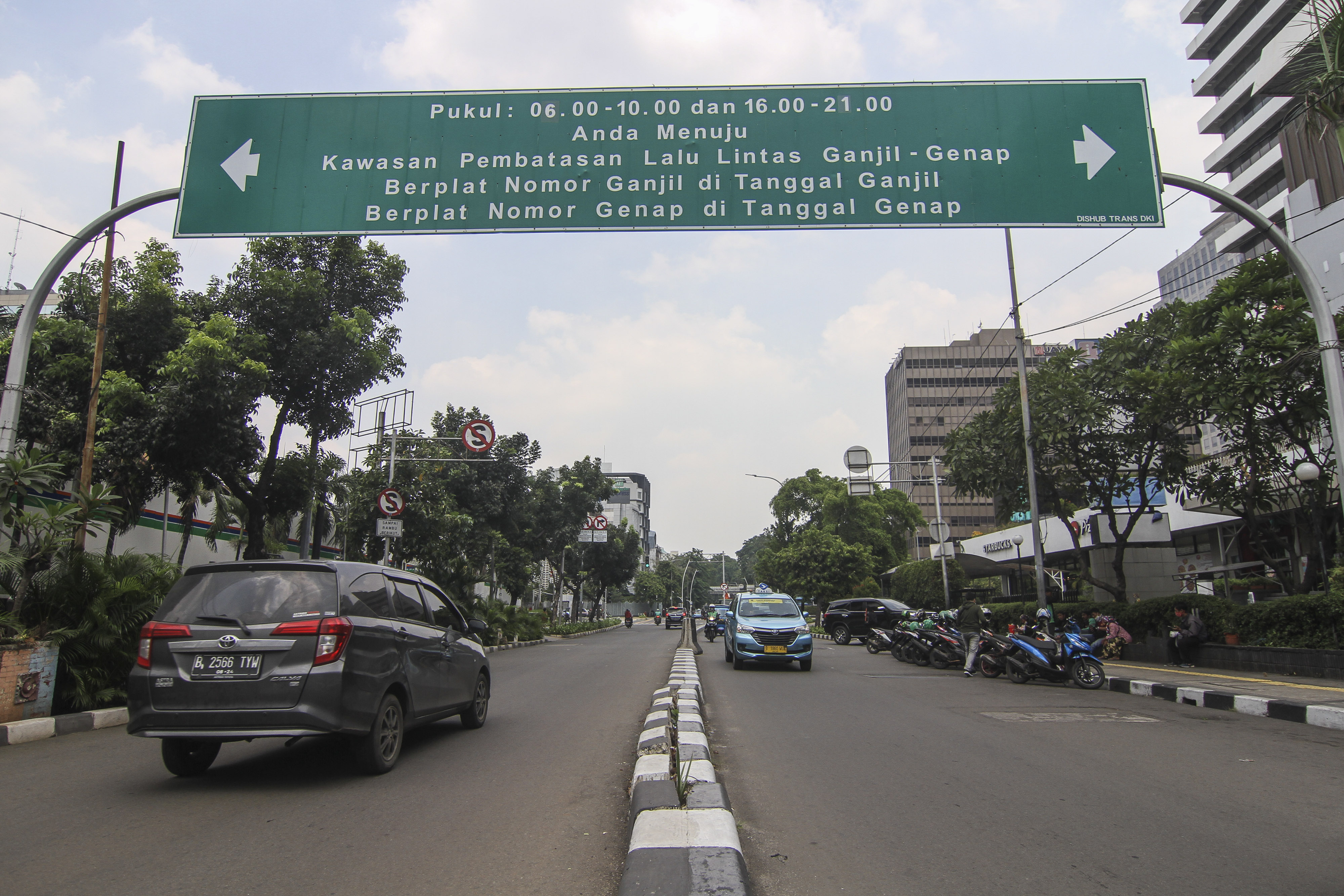 Sejumlah kendaraan melintas di Kawasan Jalan M H Thamrin, Jakarta.