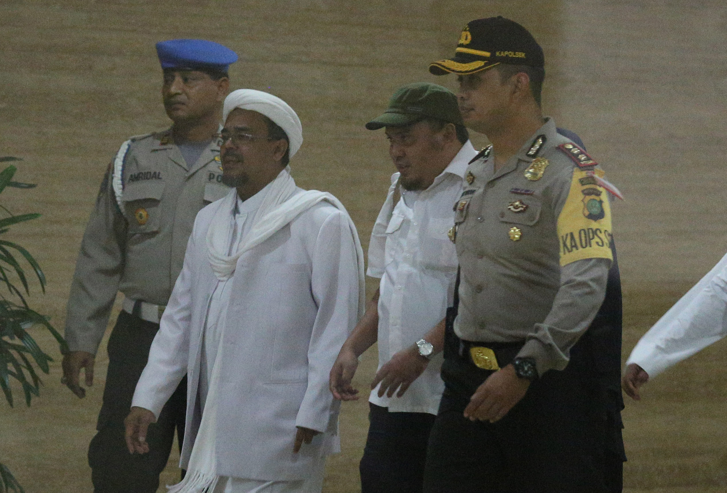 Rizieq Shihab (kedua dari kiri).
