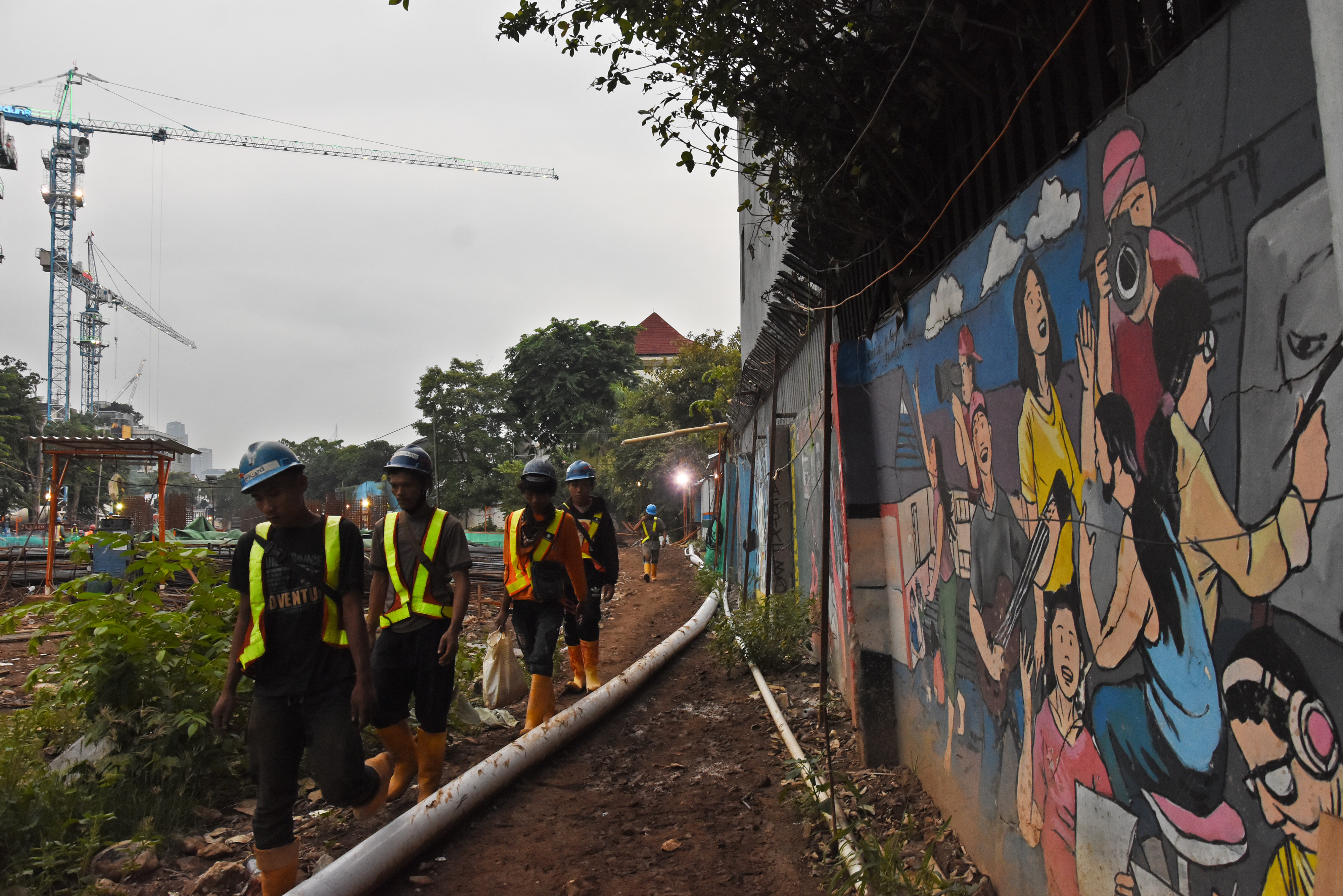Pekerja beraktivitas di lokasi proyek revitalisasi kawasan Taman Ismail Marzuki.