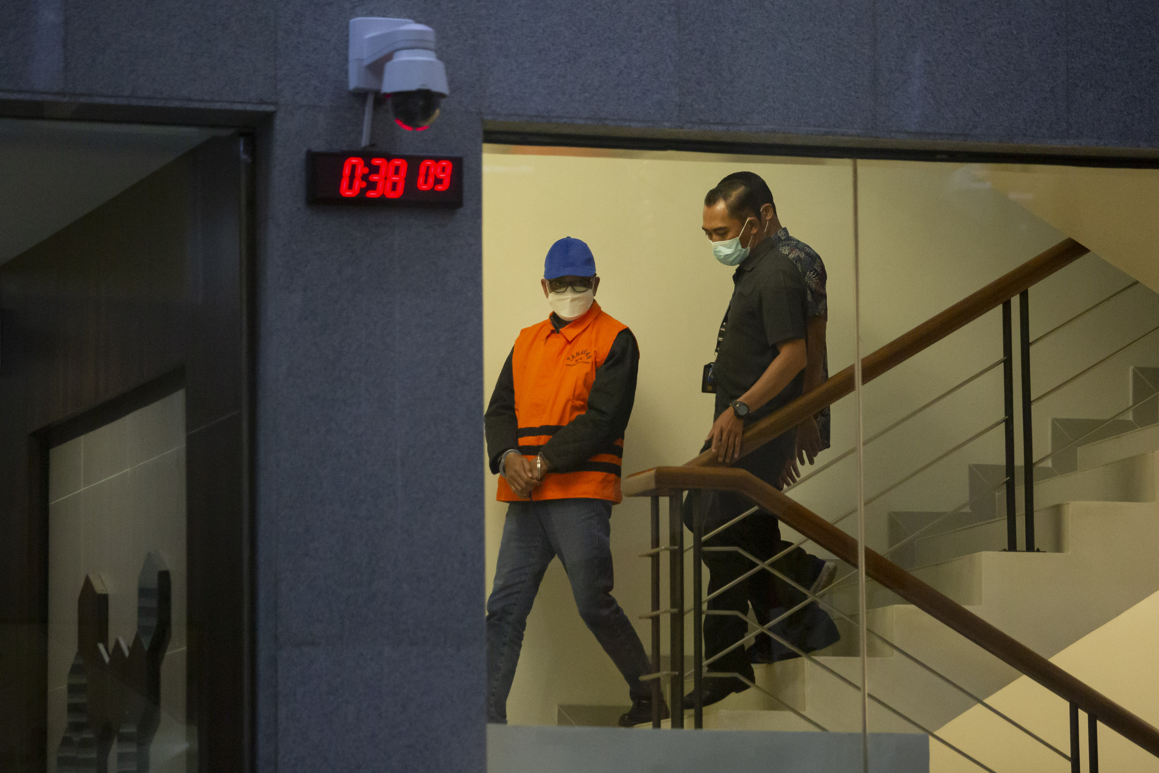 Gubernur Sulawesi Selatan Nurdin Abdullah seusai menjalani pemeriksaan di gedung KPK, Jakarta.  