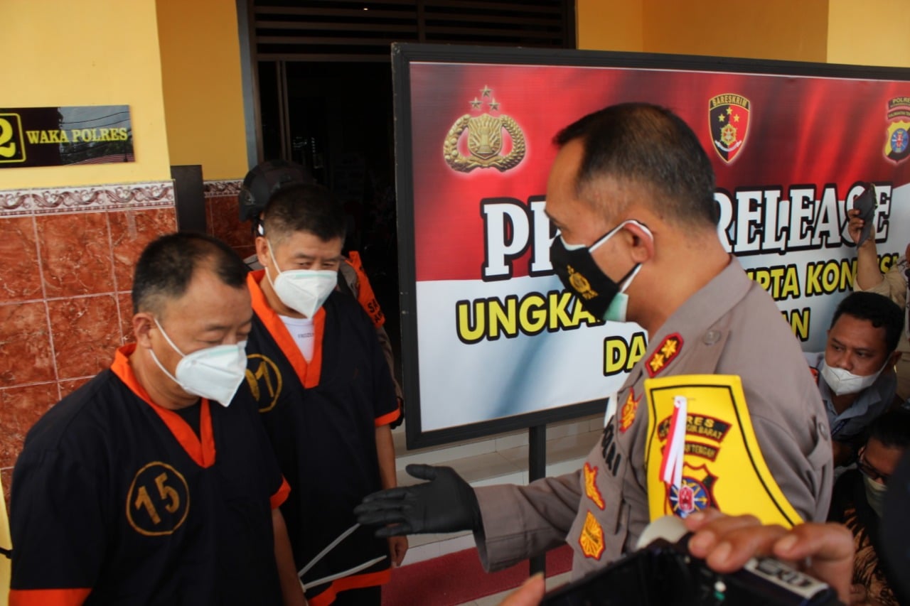 Dua WNA Cina ditangkap Polres Kotawaingin Barat, Kalteng karena penambangan emas tanpa ijin di sana.