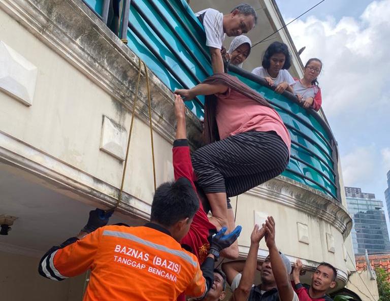 Tim Baznas Bazis Tanggap Bencana  DKI Jakarta turut melakukan evakuasi di sejumlah titik banjir yang melanda wilayah DKI Jakarta.