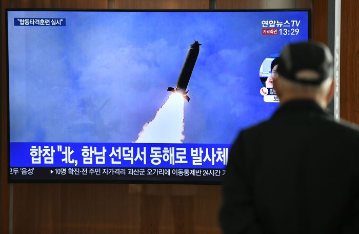 Ilustrasi : warga Korea menonton peluncuran rudal oleh Korea Utara.