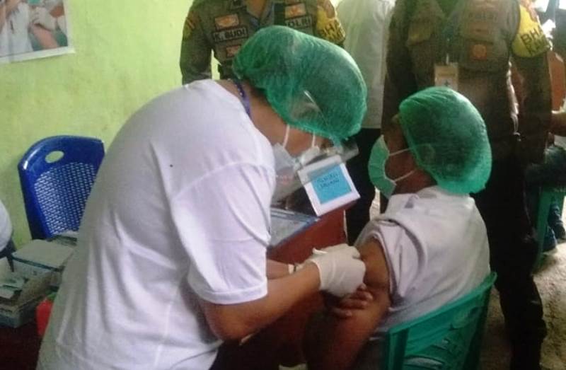 Salah satu tenaga kesehatan di Kabupaten Sikka saat memperoleh vaksinasi covid-19.