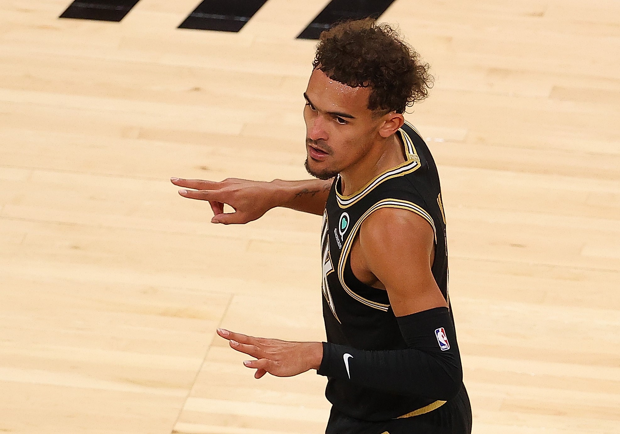 Guard Atlanta Hawks Trae Young dikenai denda sebesar US$20 ribu dolar oleh NBA karena menghujat wasit.