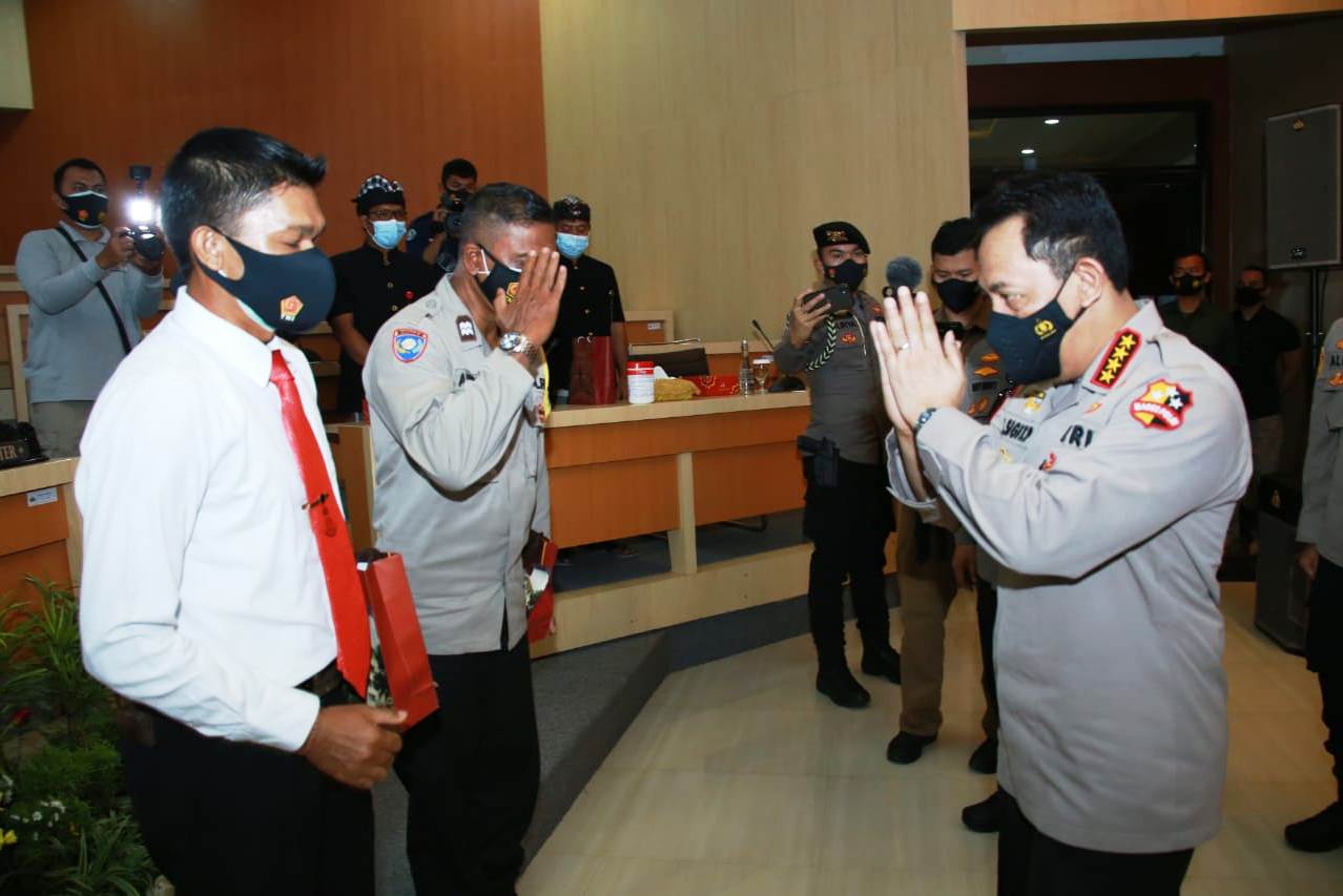 Kapolri Jenderal Listyo Sigit Prabowo memberi penghargaan kepada dua anggota Polri dari Polda Bali, Sabtu (6/2).