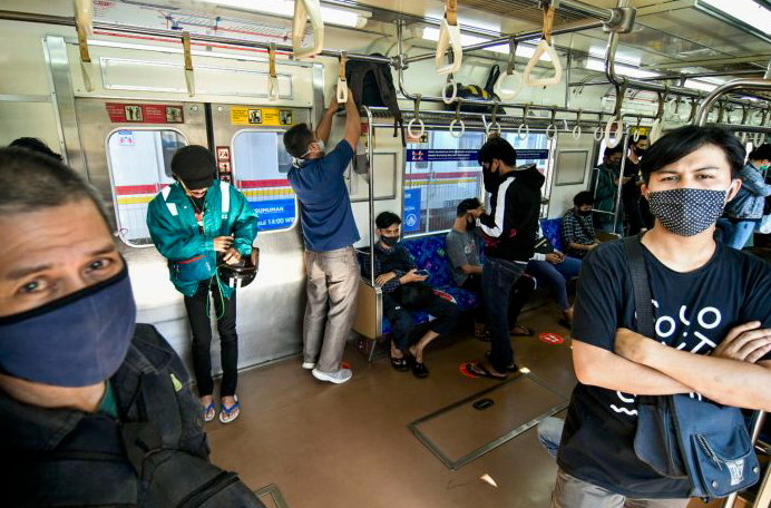 Penumpang berada di dalam Kereta Rel Listrik (KRL) keberangkatan Stasiun Tanah Abang, Jakarta.