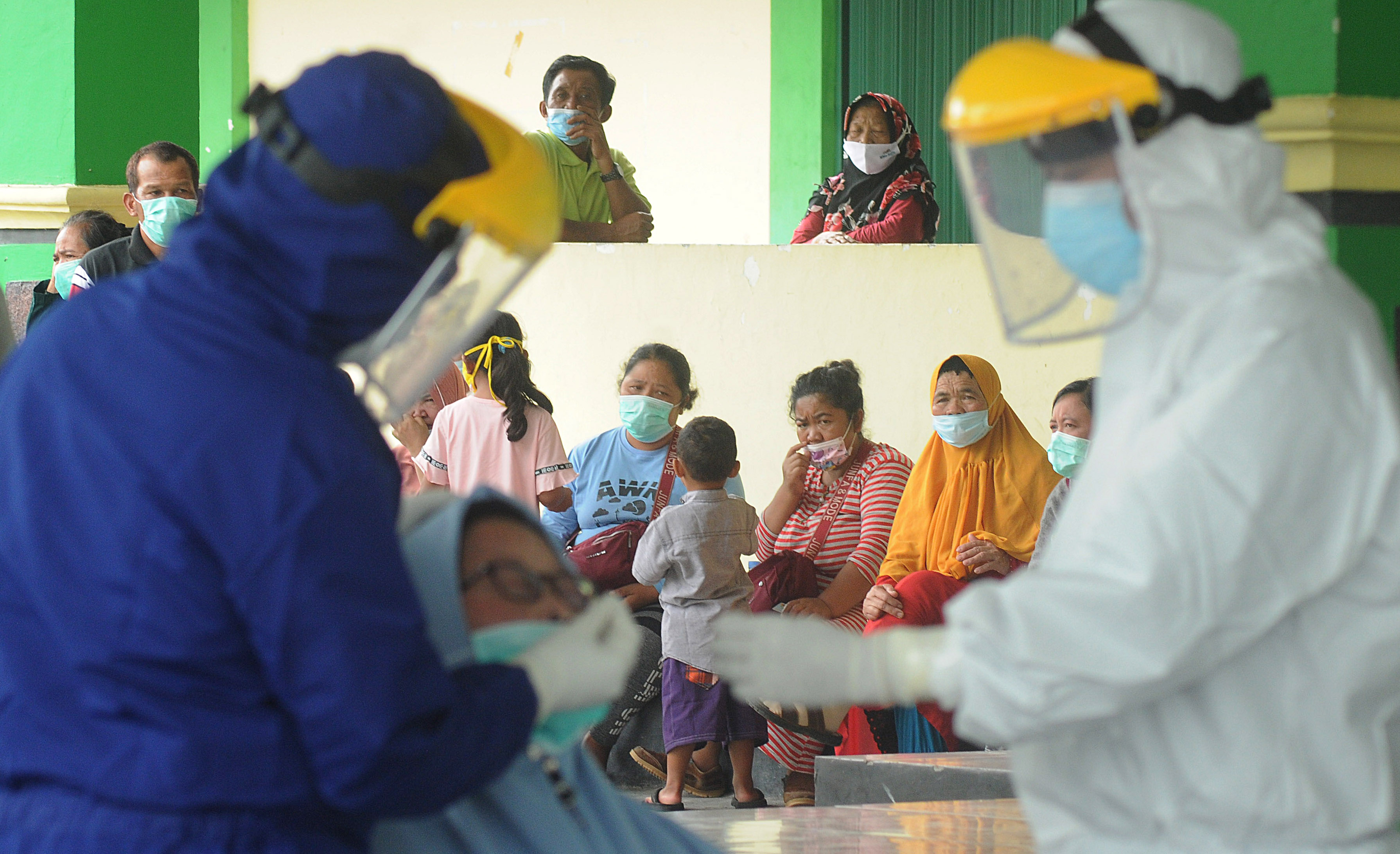  Sejumlah warga rombongan wisata antre saat  tes cepat Antigen di Asrama Haji Donohudan, Ngemplak, Boyolali, Selasa (2/2/2021)