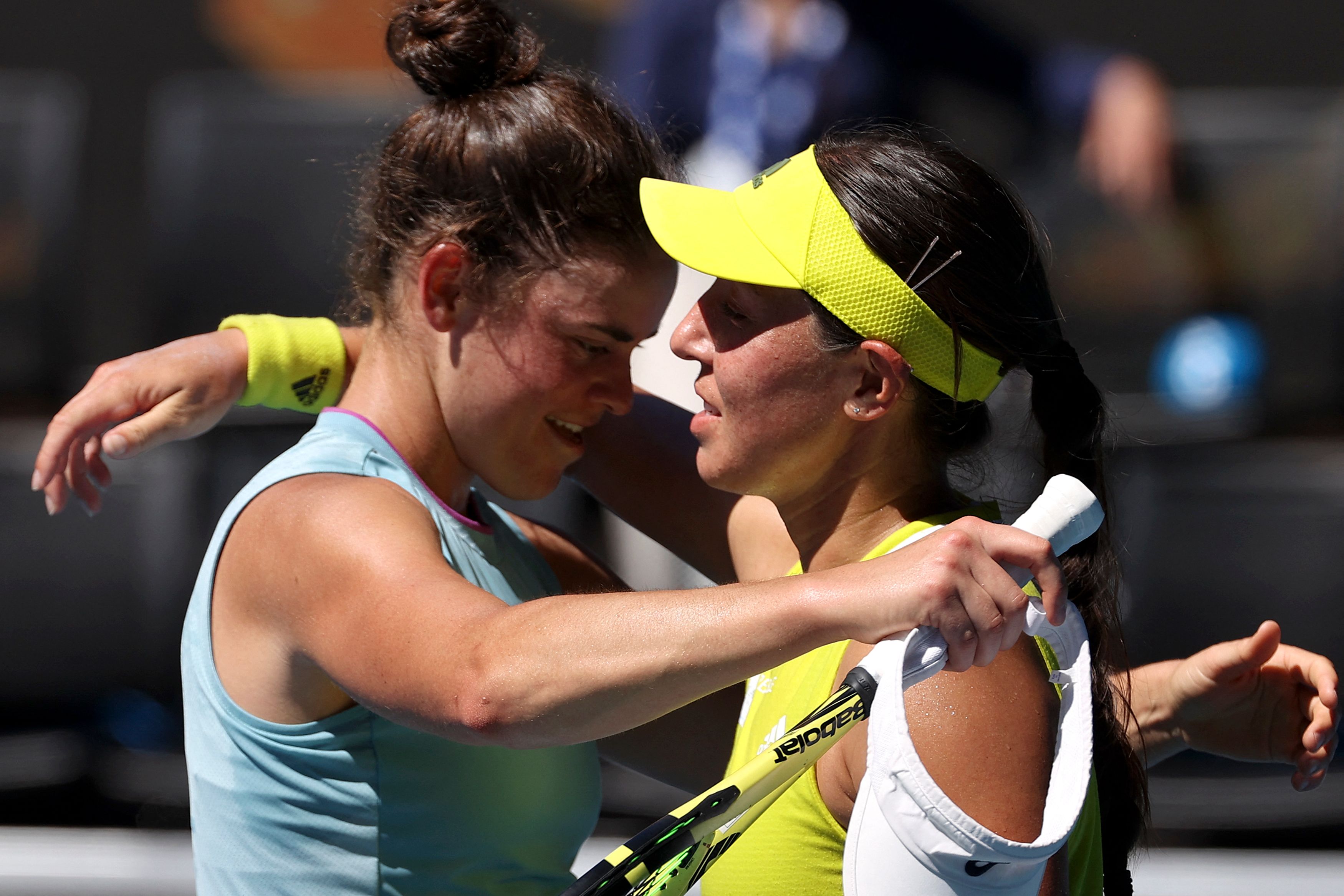 Petenis AS Jennifer Brady (kiri) memberi rangkulan kepada rekan satu negaranya, Jessica Pegula, yang dikalahkannya.