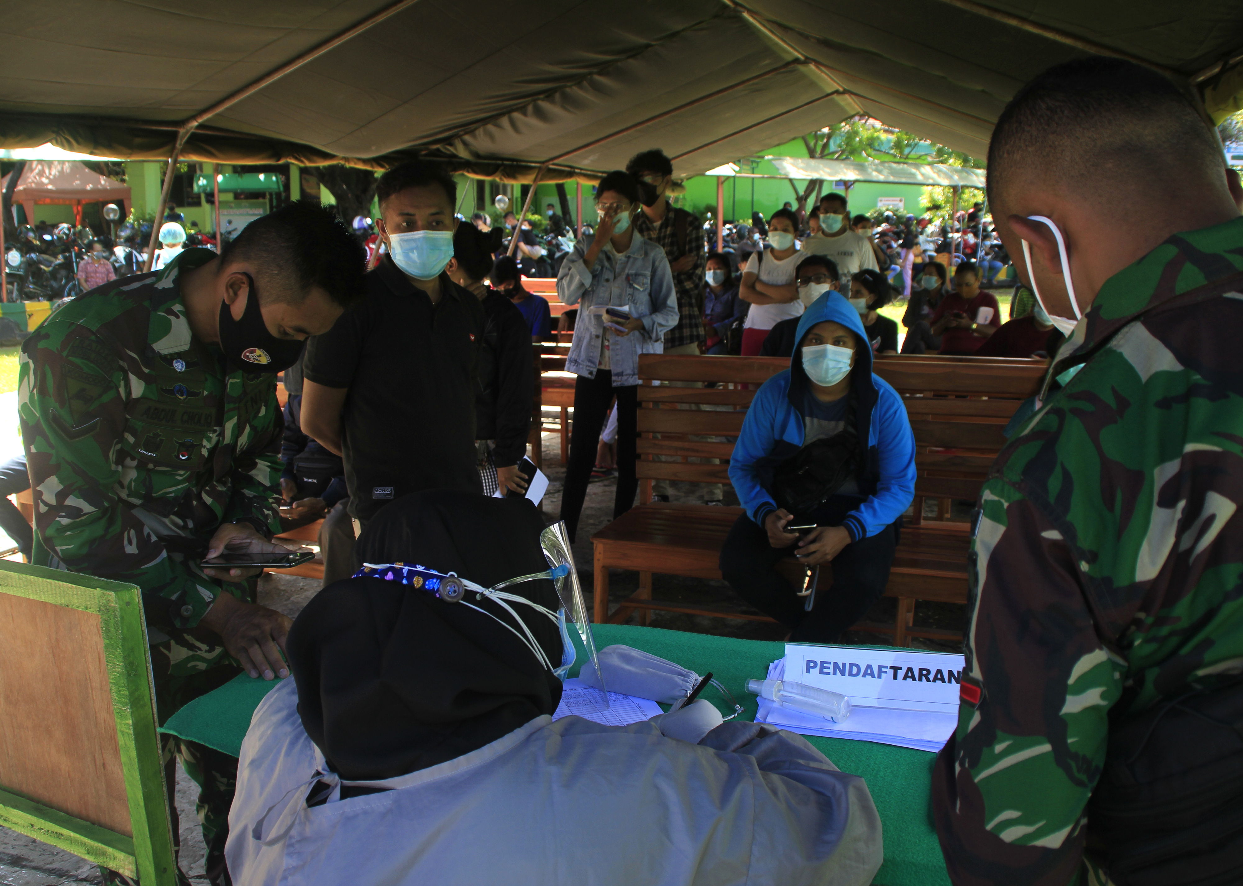 Sejumlah warga mengantre pada kegiatan rapid test antigen gratis di halaman RS tentara Wirasakti Kupang