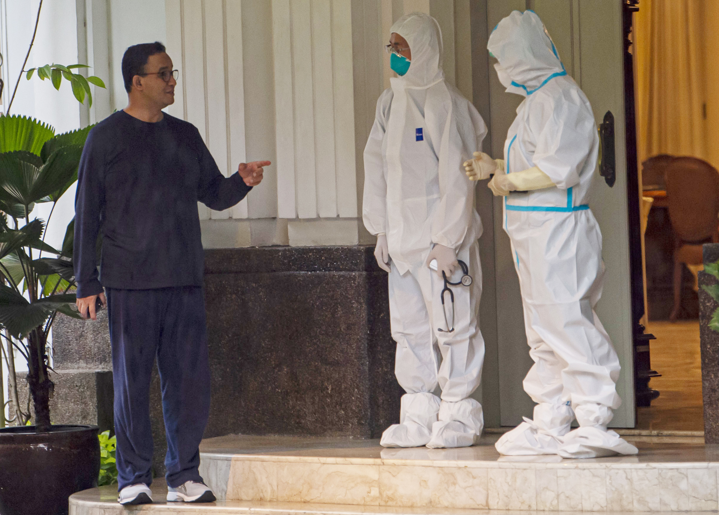 Gubernur DKI Jakarta Anies Baswedan saat menjalani isolasi mandiri.