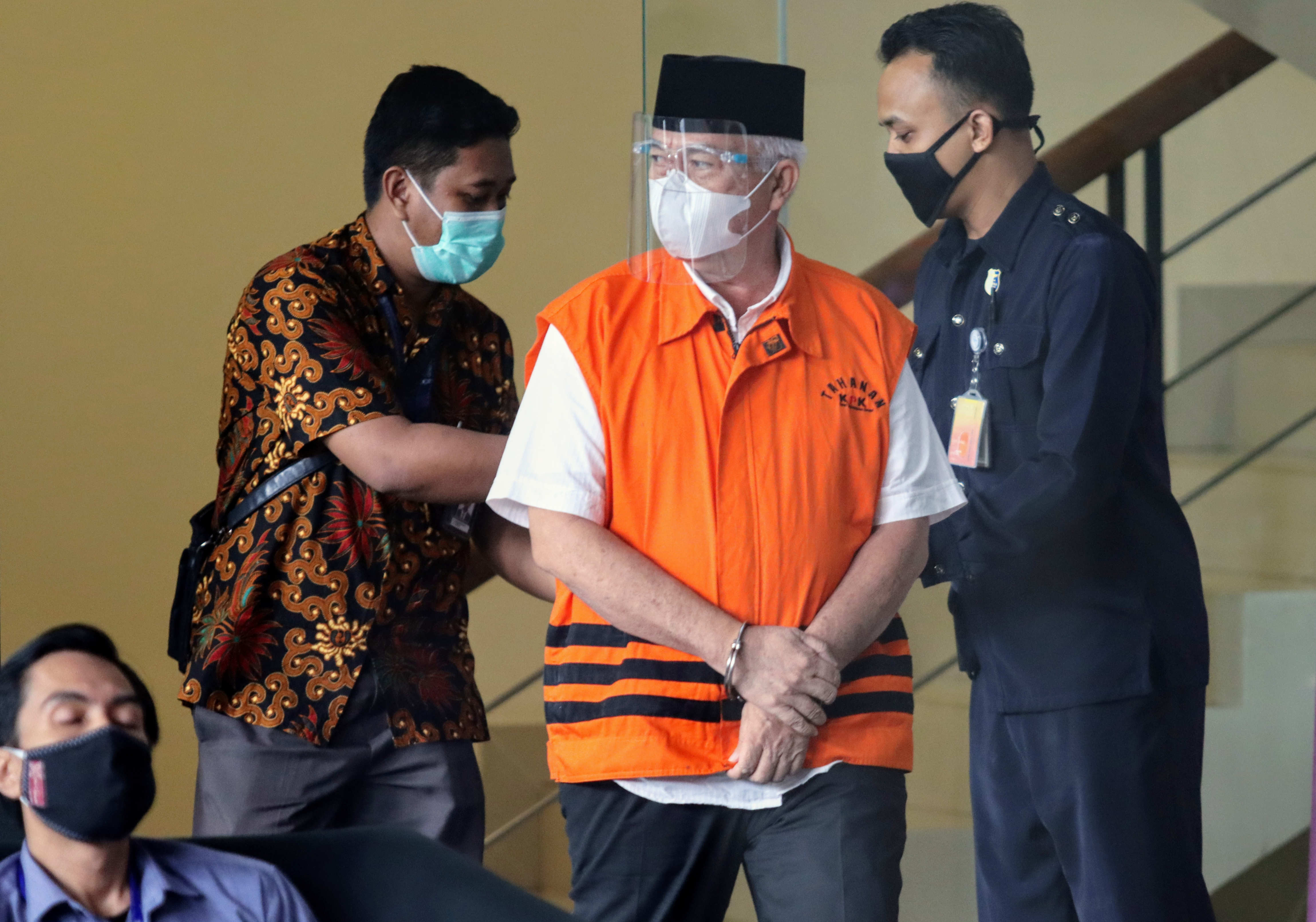 Bupati Banggai Laut nonaktif Wenny Bukamo (rompi tahanan)