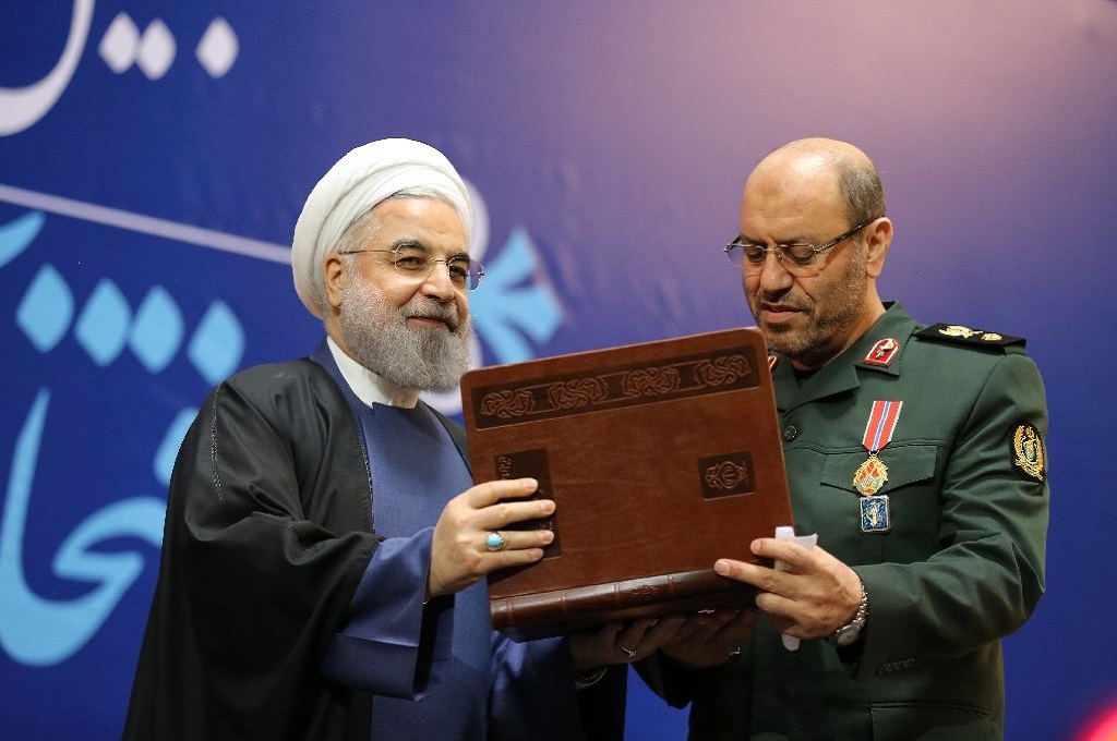 Presiden Iran Hassan Rouhani memberi penghargaan untuk Menhan Hossein Dhghan yang juga calon presiden Iran