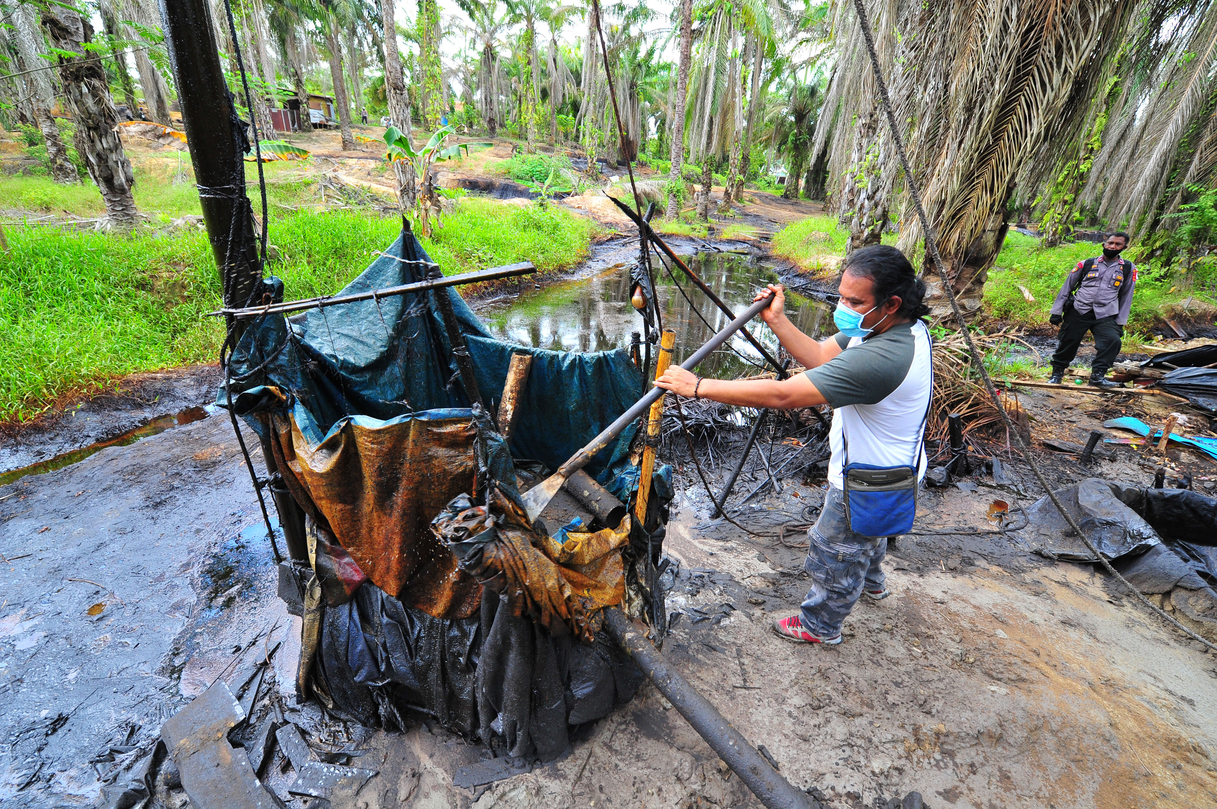 Sebelumnya, aparat kepolisian menghancurkan penambangan minyak ilegal di Bukit Subur, Bahar Selatan, Muarojambi, Jambi, beberapa bulan lalu.