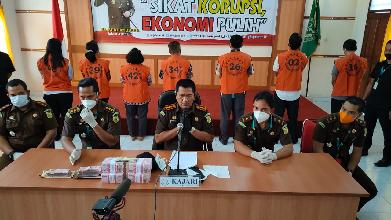 Tujuh dari delapan tersangka dugaan korupsi dana PEN ditahan Kejari Buleleng, Rabu (17/2)