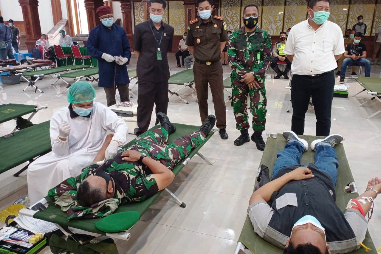  Anggota TNI dan Polri dari Kodim Jembrana Bali mendonorkan plasma convaselen dan donor darah biasa, Selasa (9/2/2021). 