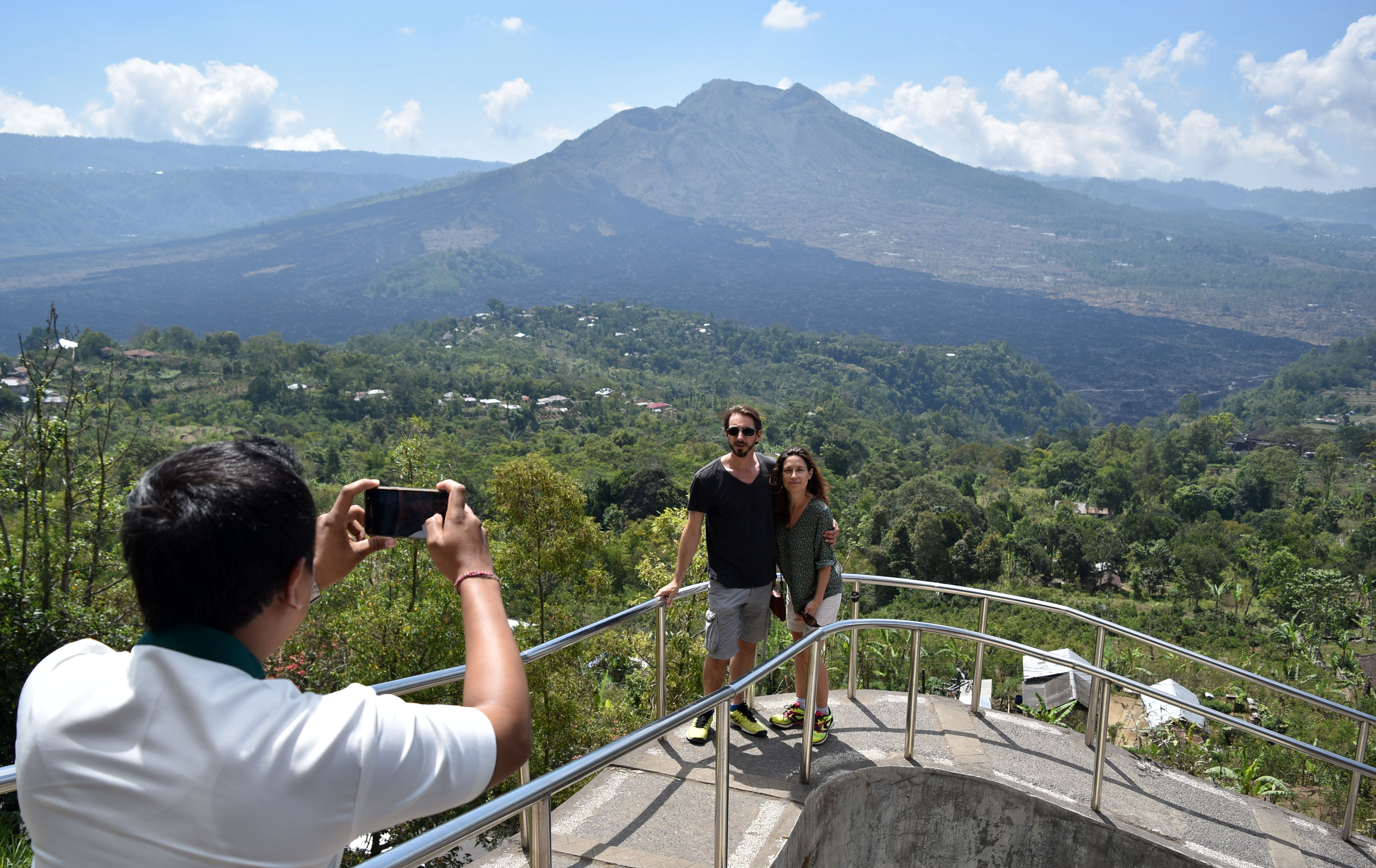 Sejumlah wisatawan mancanegara (Wisman) mengunjungi kawasan Geopark Batur di Kintamani
