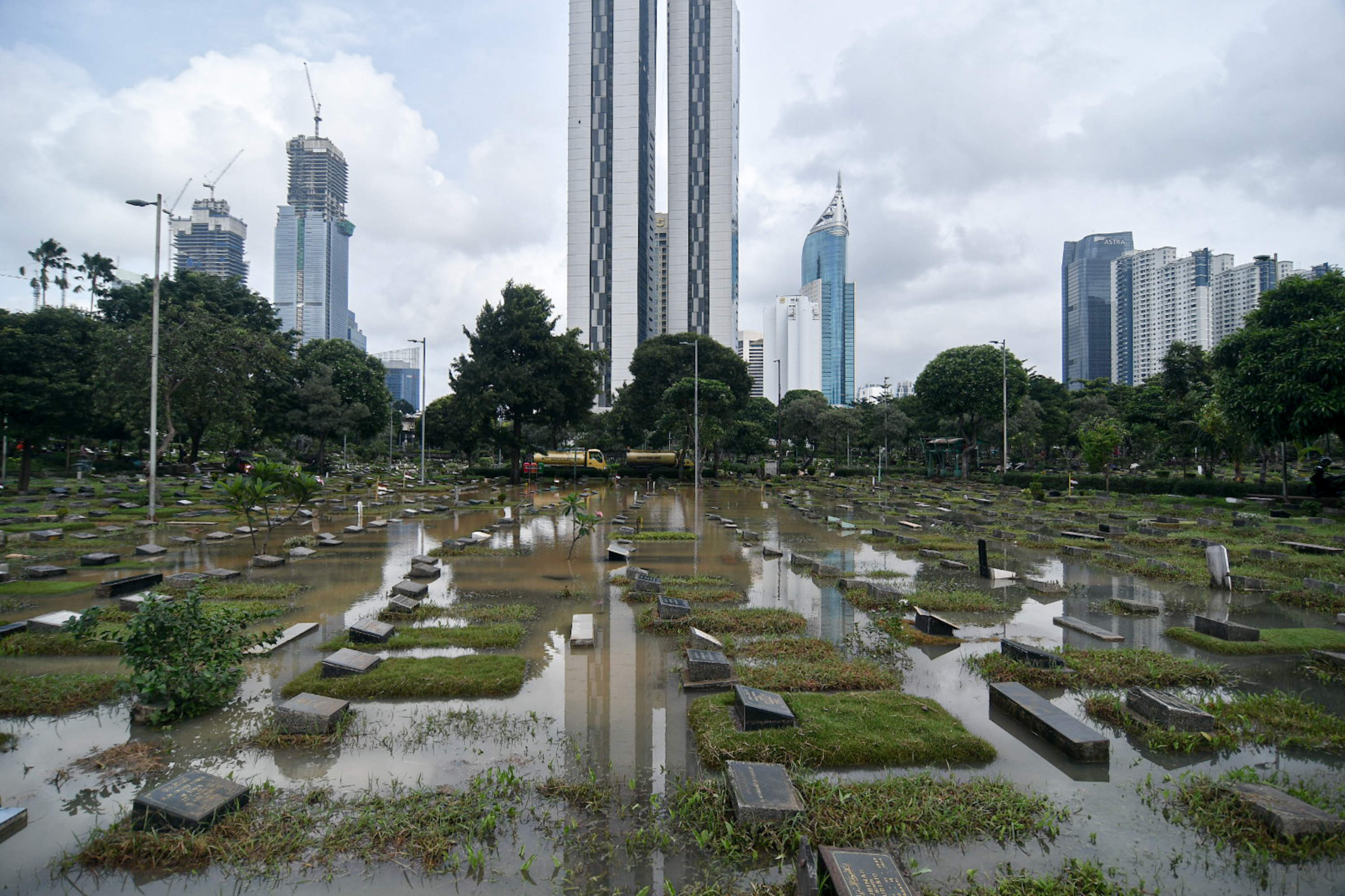 Pemakaman Karet Bivak Jakarta tergenang air, Minggu (7/2/2021)