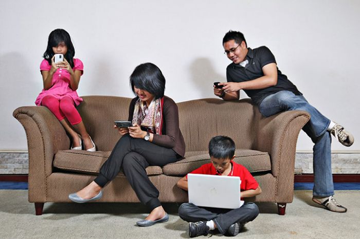 Anak-anak belajar jarak jauh secara daring dan kelompok dewasa juga bertumpu pada gadget untuk bekerja dan bersosialisasi memicu miopia..