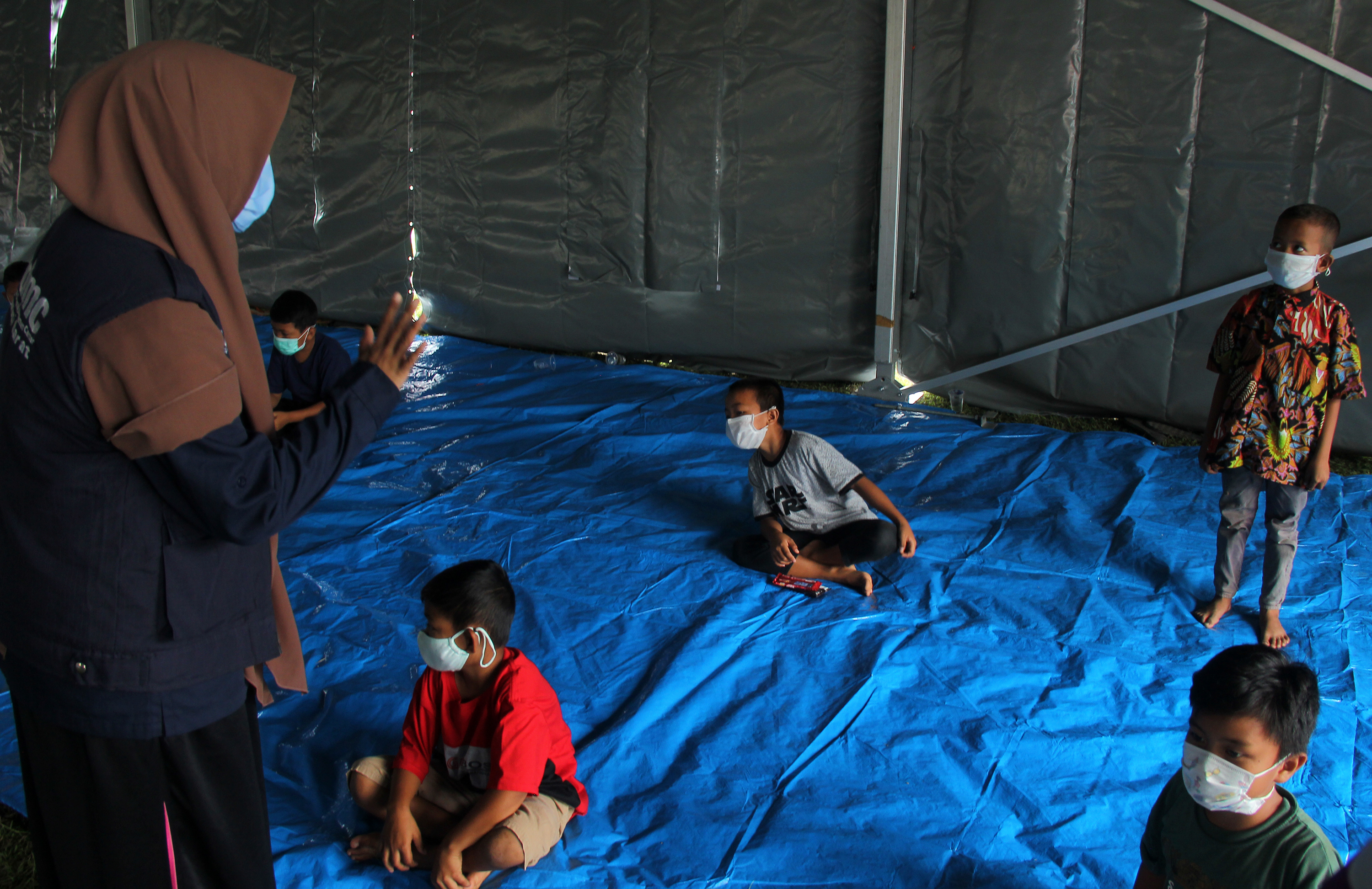 Sejumlah anak pengungsi korban gempa bumi mengikuti kegiatan trauma healing di lokasi pengungsian di Sulawesi Barat.