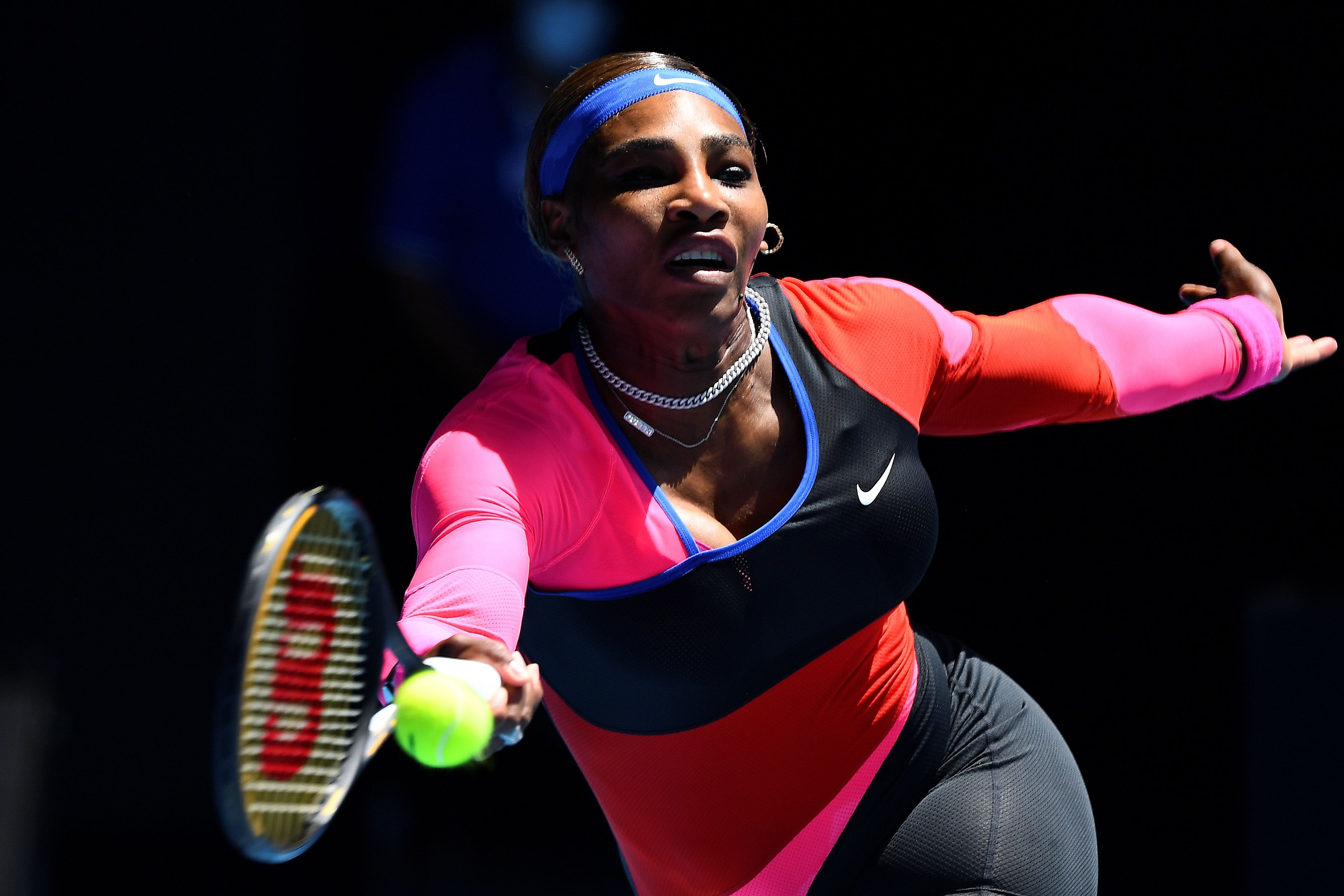 Petenis AS Serena Williams berusaha mengembalikan bola ke arahnya lawannya Anastasia Potapova dari Rusia. 