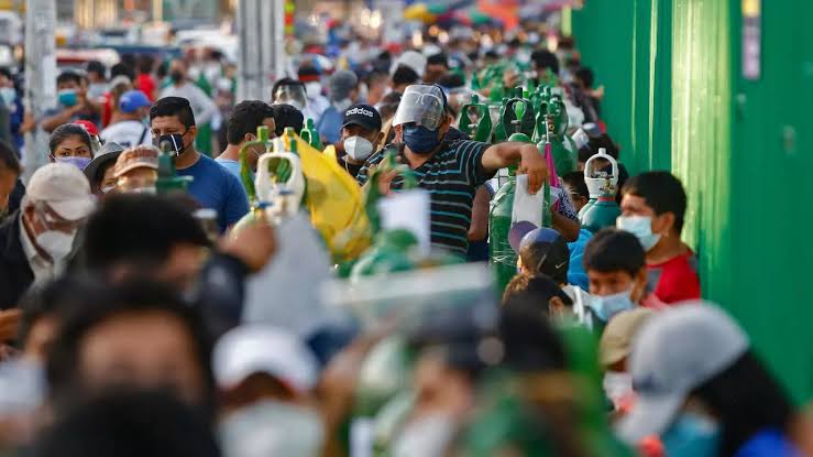 Warga Peru mengantre untuk mendapatkan oksigen medis