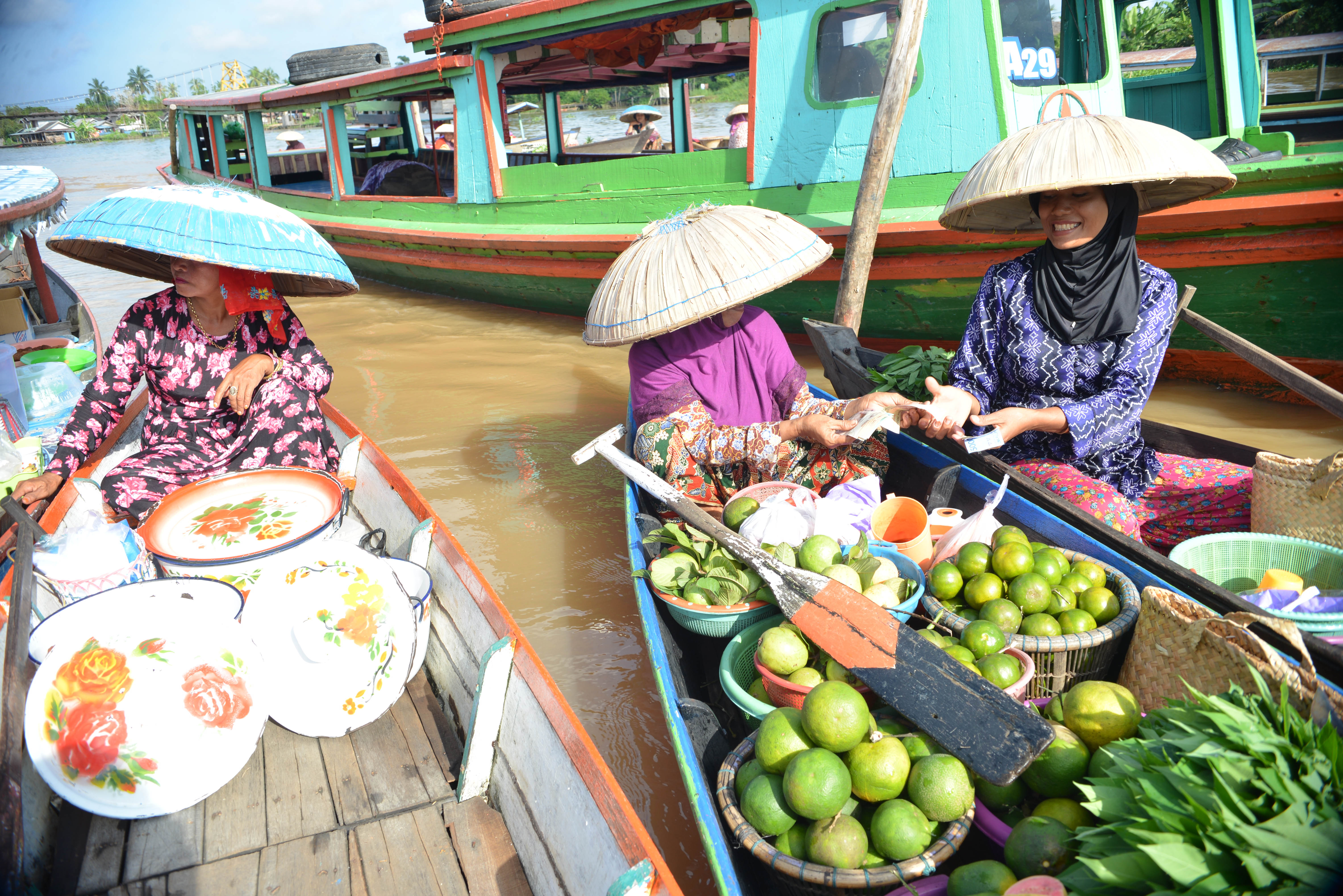 Harga kebutuhan pokok pangan di Kalimantan Selatan melonjak setelah banjir melanda sebagain besar wilayah itu.