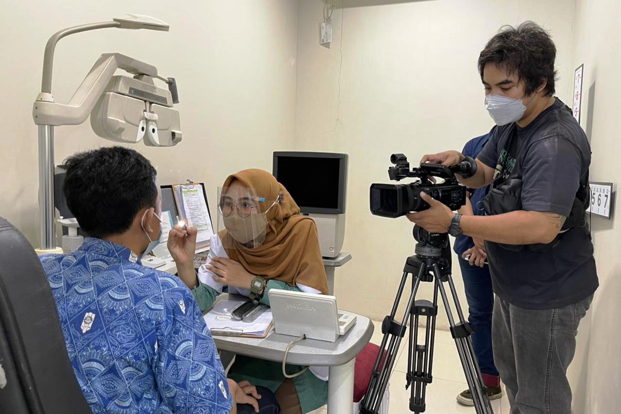 Salah satu penerima kacamata gratis.