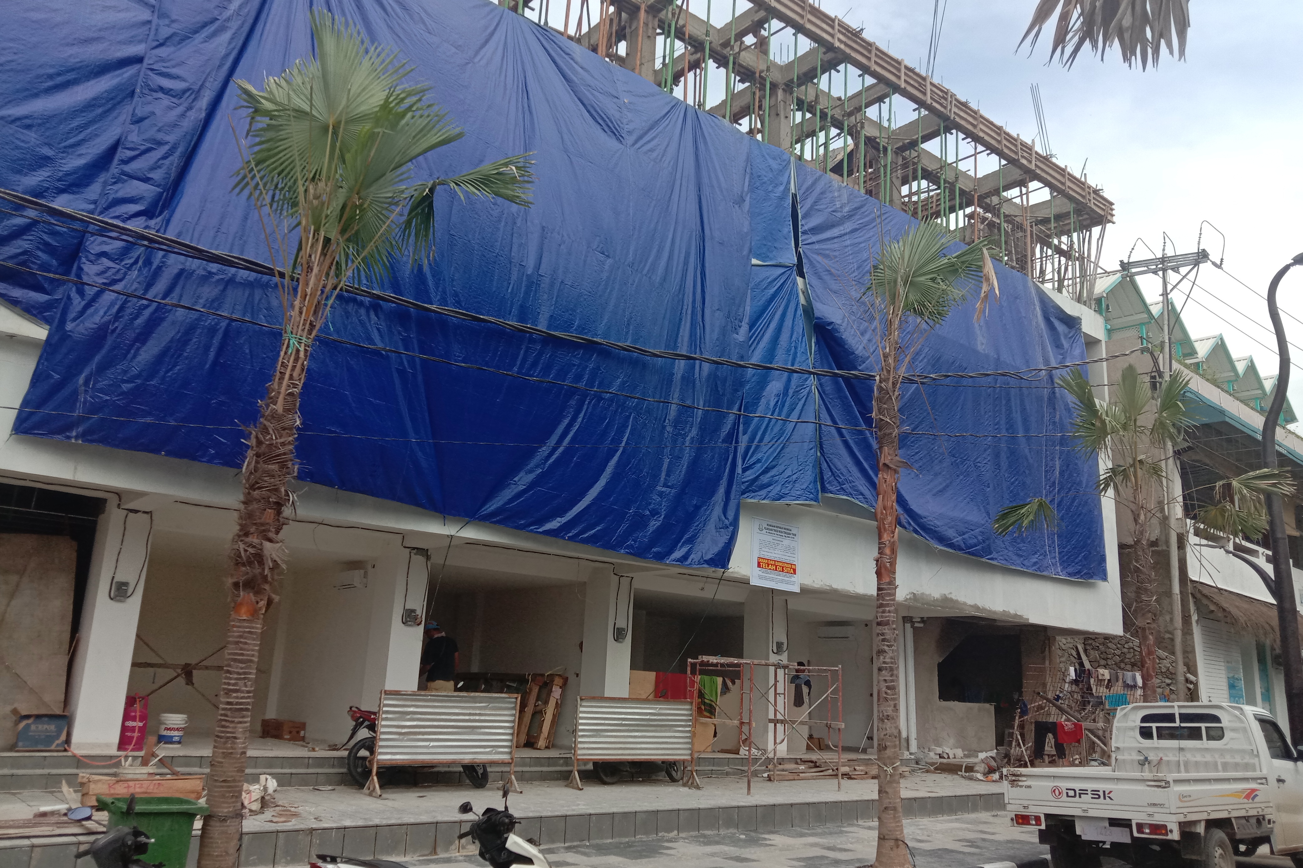 Salah satu bangunan milik tersangka pencucian uang di ruas Jalan Soekarno-Hatta Kelurahan Labuan Bajo Kabupaten Manggarai Barat, NTT.