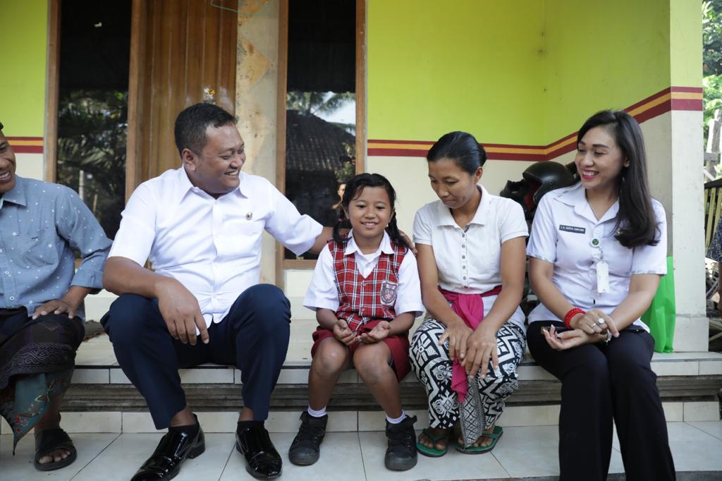 Bupati Gianyar I Made Mahayastra (baju putih) bersama warganya 