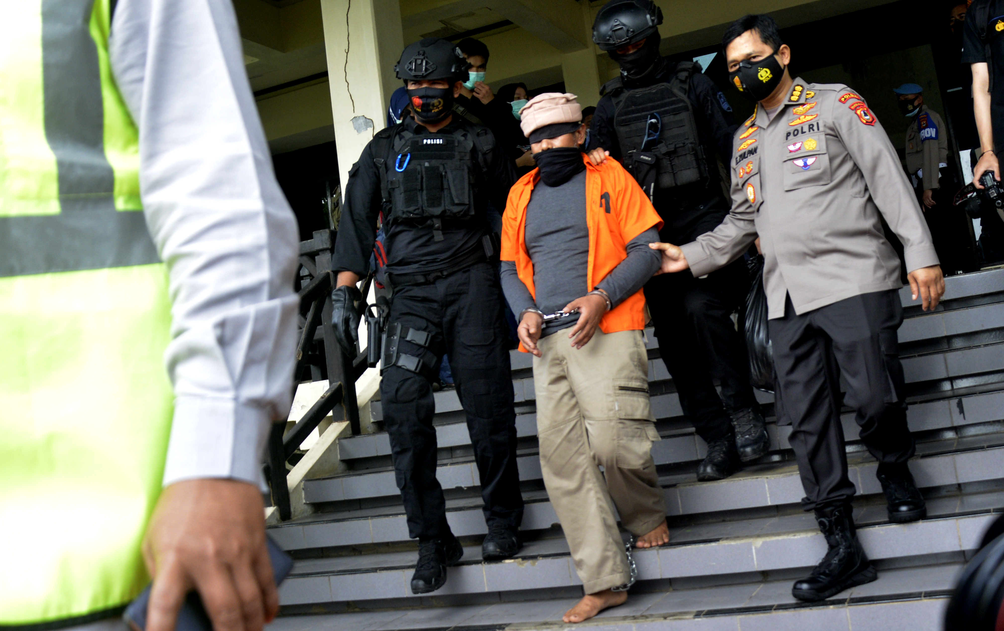 Tersangka teroris saat akan diberangkatkan ke Jakarta di Bandara lama Sultan Hasanuddin, Kabupaten Maros, Sulawesi Selatan, hari ini.