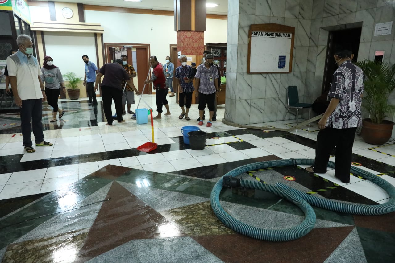 Kompleks Kantor Gubernur Jateng di Jalan Pahlawan, Semarang, sempat terendam banjir pada Selasa (22/2) sore.