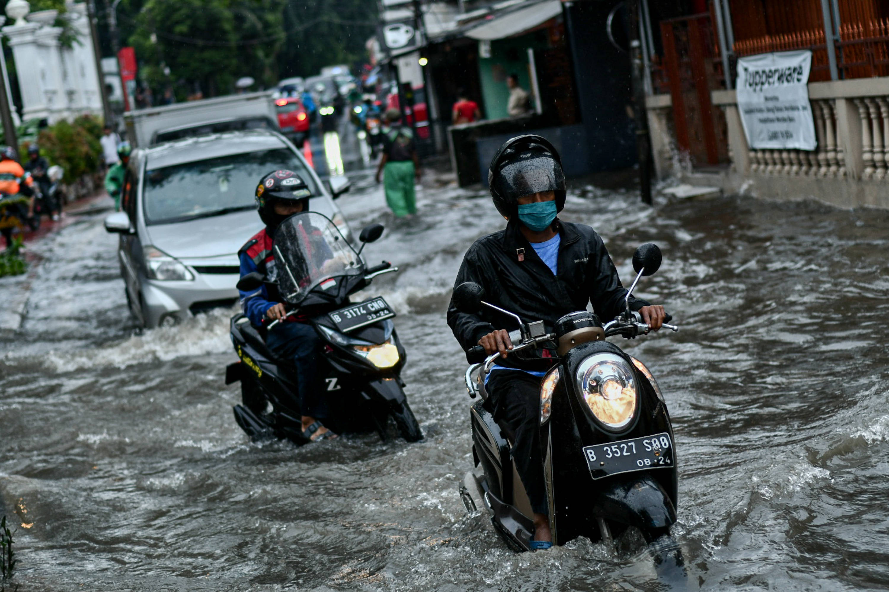 Pengguna kendaraan menerobos banjir di kawasan Tebet, Jakarta