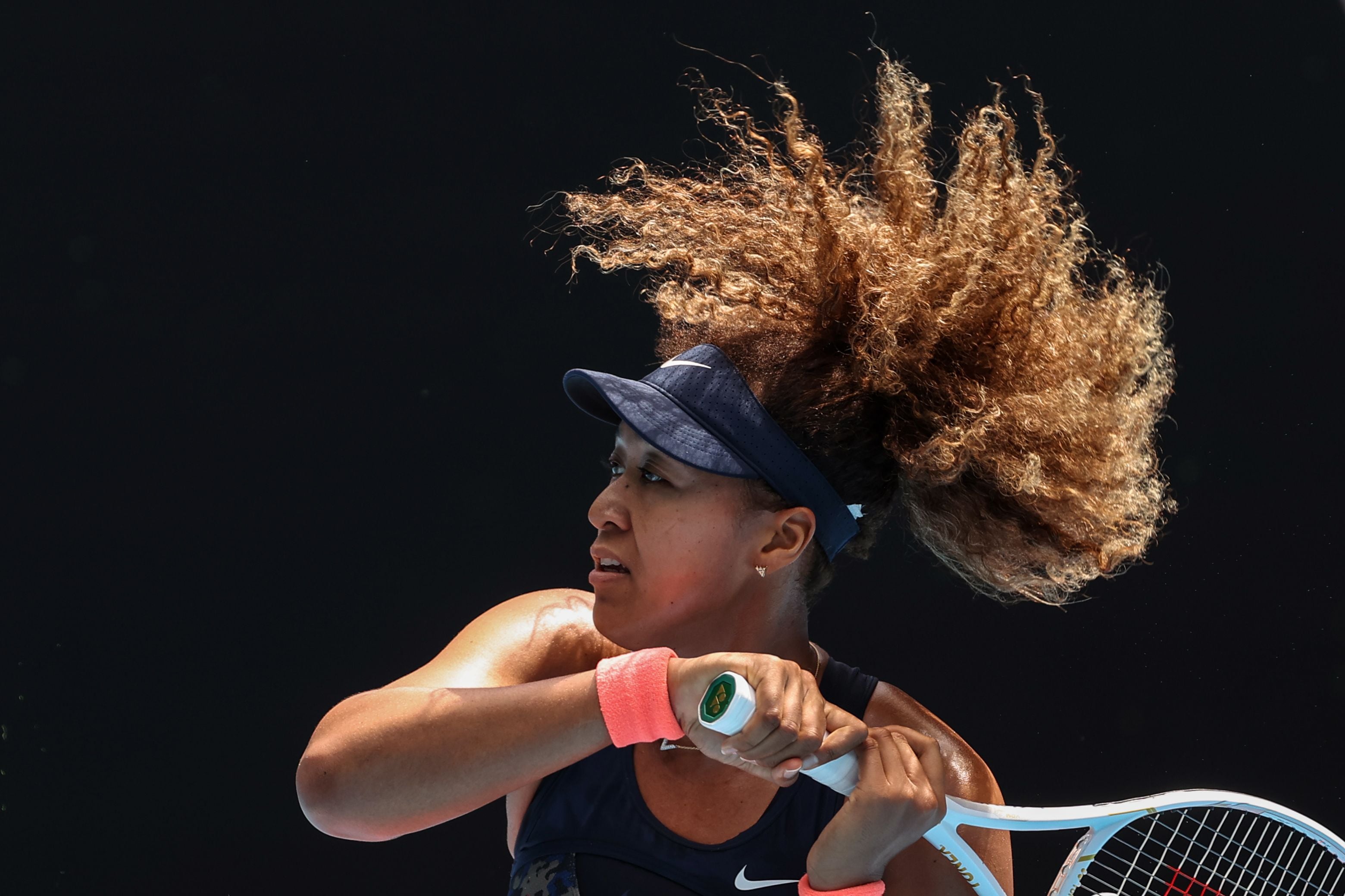 Petenis Jepang Naomi Osaka mengembalikan bola ke arah lawannya Hsieh Su-wei dari Taiwan. 