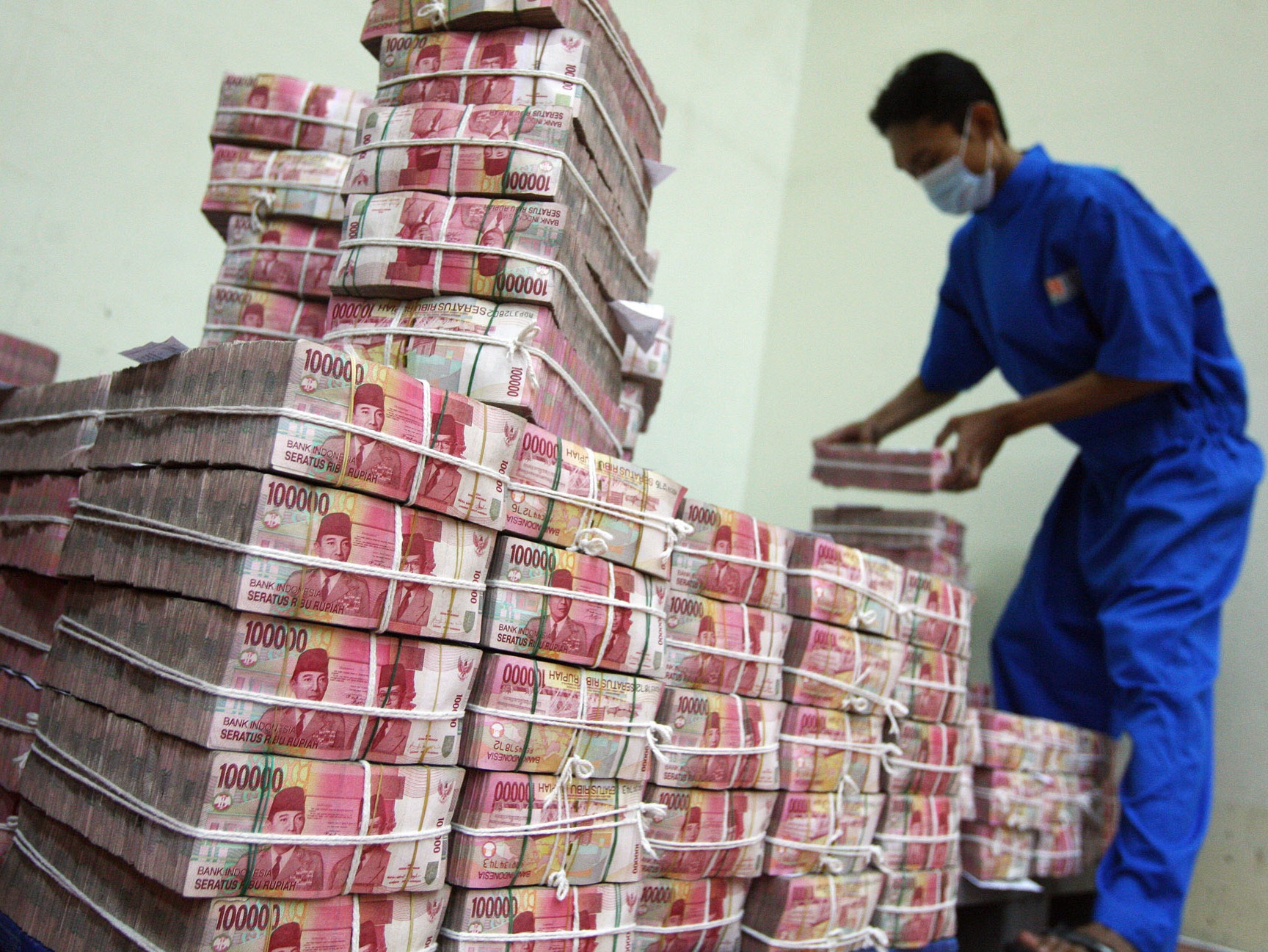 Seorang petugas menata tumpukan uang kertas di ruang Cash Center BNI di Gedung BNI di Jakarta, beberapa waktu lalu.