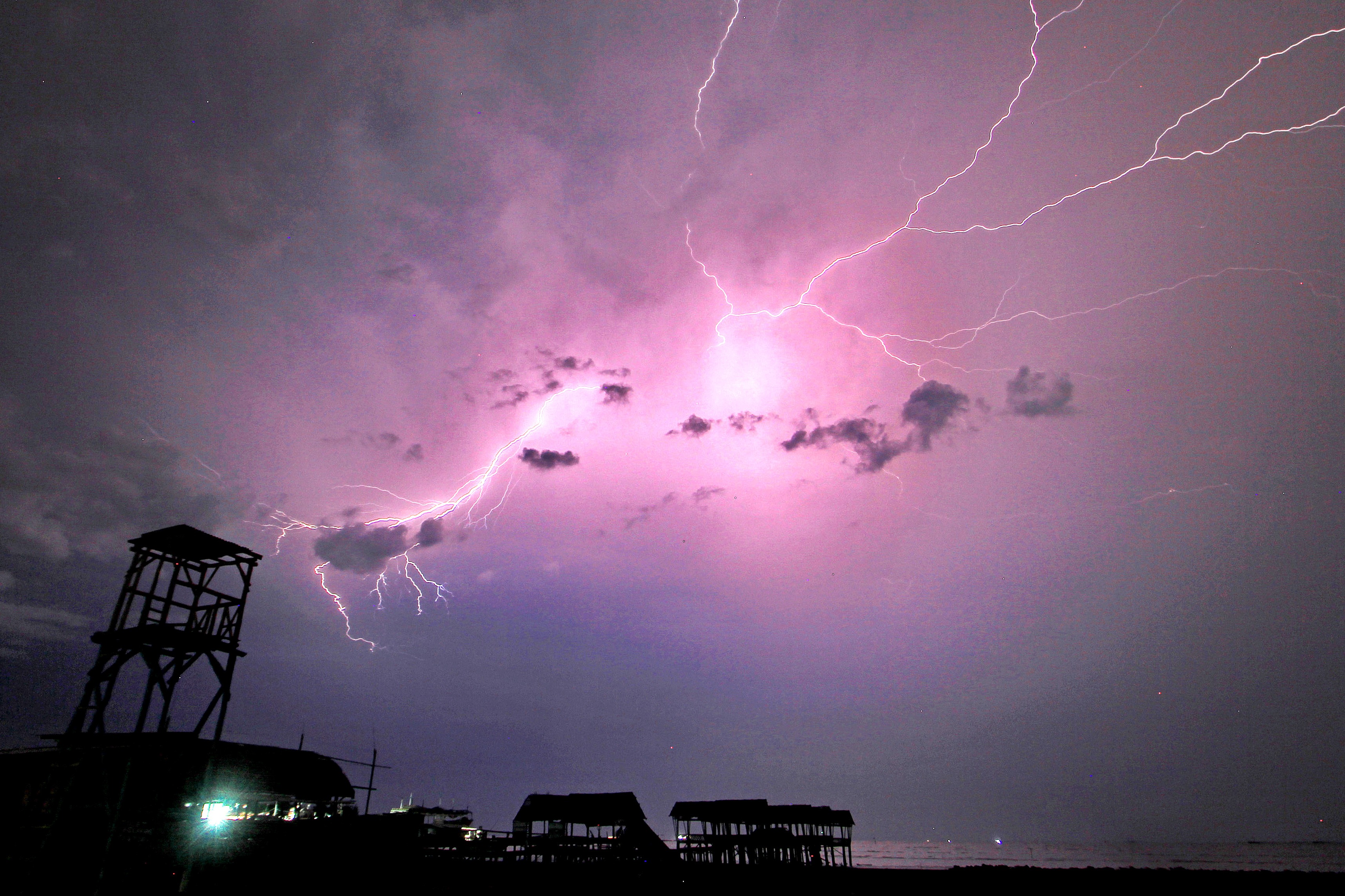 Petir terlihat di kawasan pesisir Indramayu, Jawa Barat, beberapa waktu lalu.