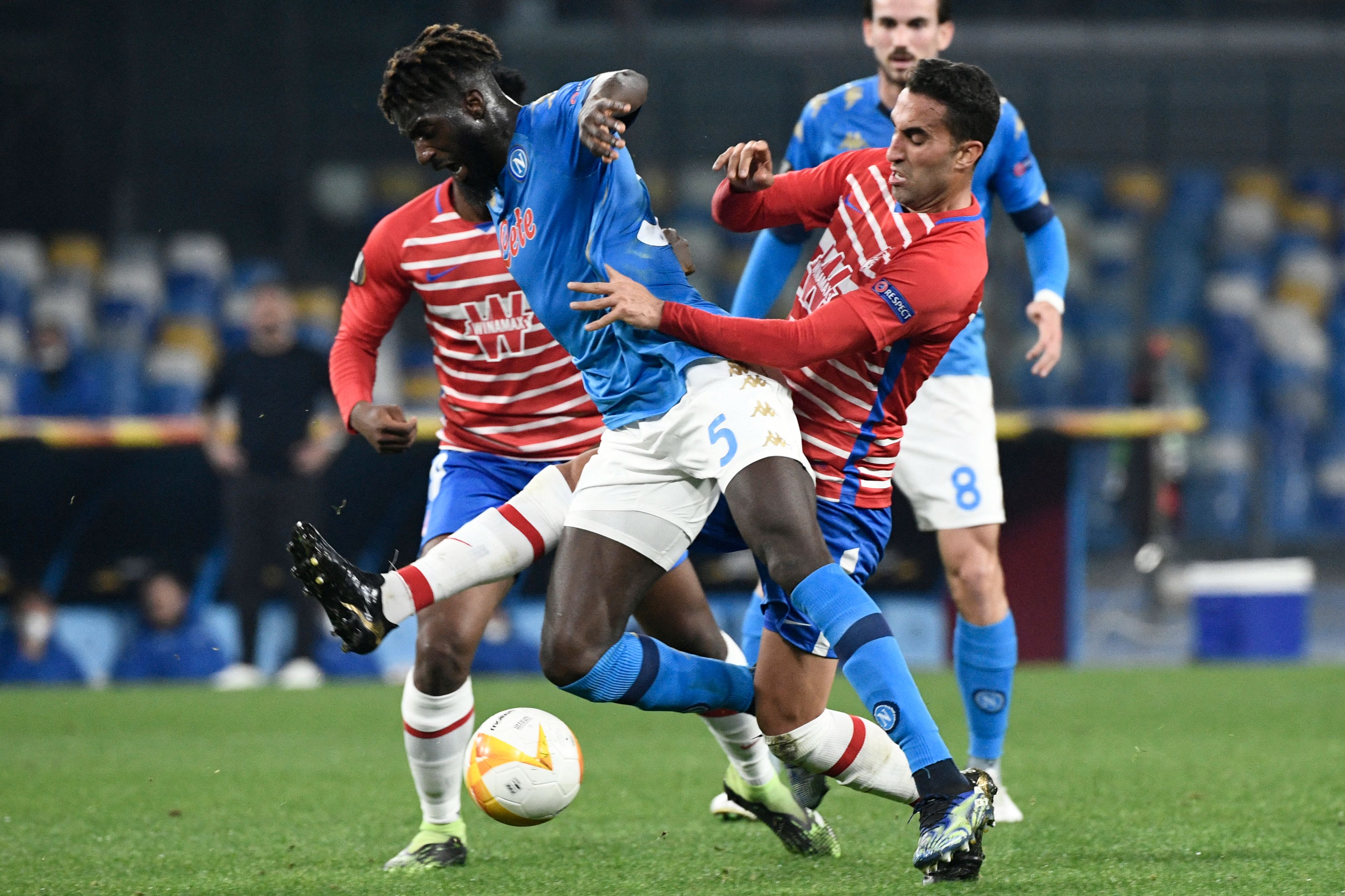 Pemain Napoli (kaos biru) dan pemain Granada berebut bola saat kedua tim bertemu di leg kedua babak 32 besar liga Europa, Jumat (26/2). 