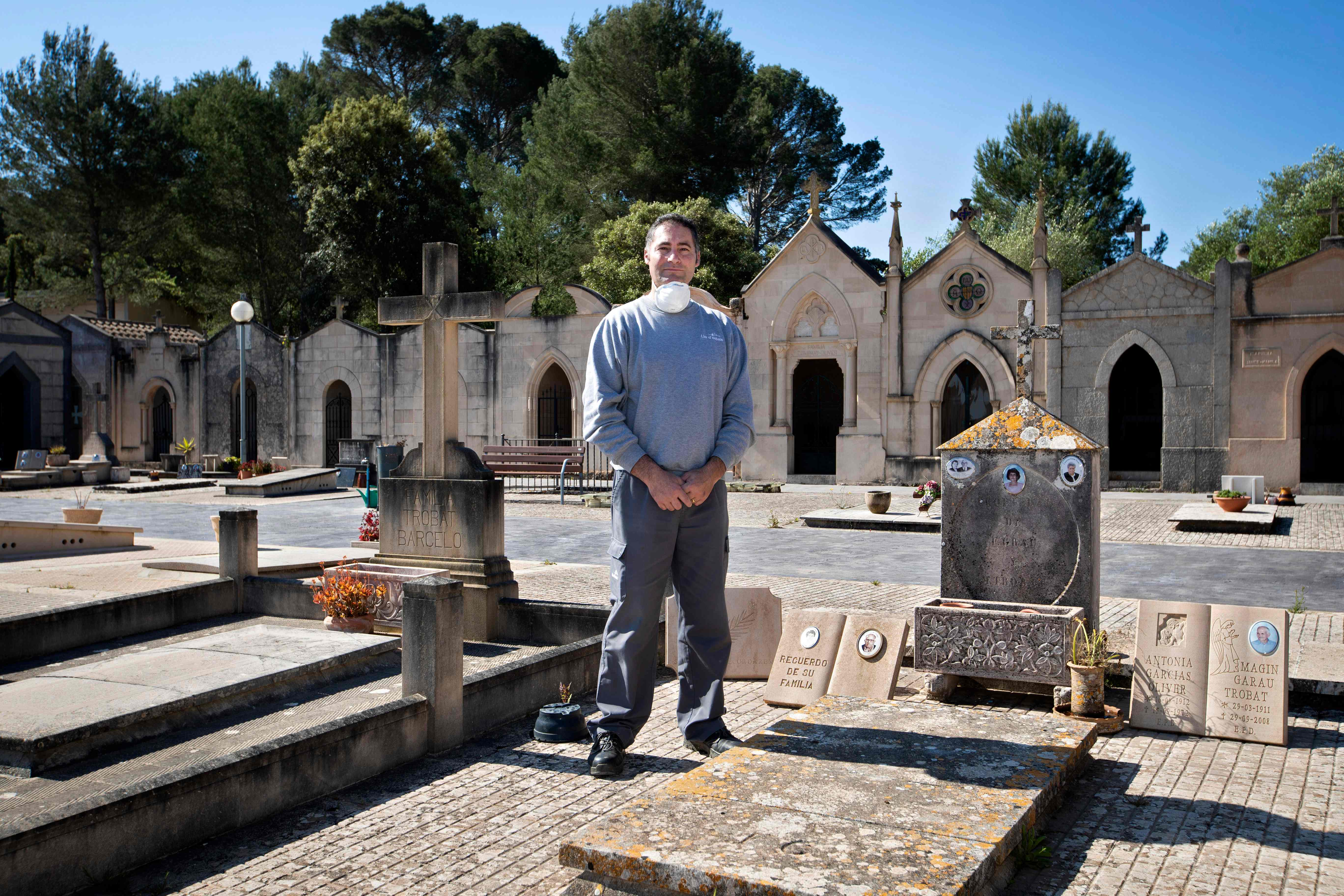 Xesc Bisbal, 51,penggali kubur bersama 50 orang lainnya bertugas memakamkan korban meninggal karena covid-19 di Mallorca, Spanyol.