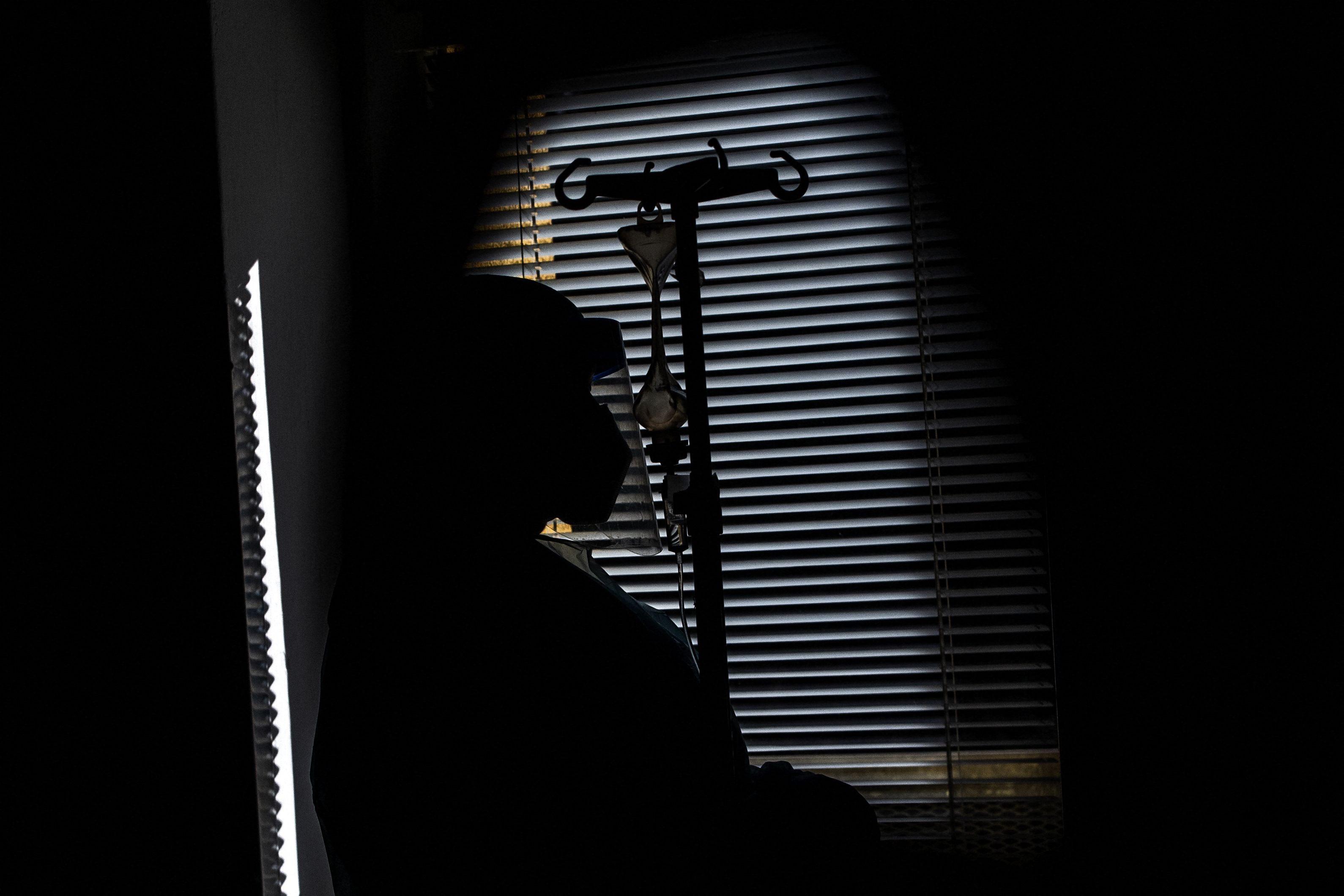 Seorang perawat dengan APD lengkap tengah mengamati pasien covid-19 di wilayah Ceko.