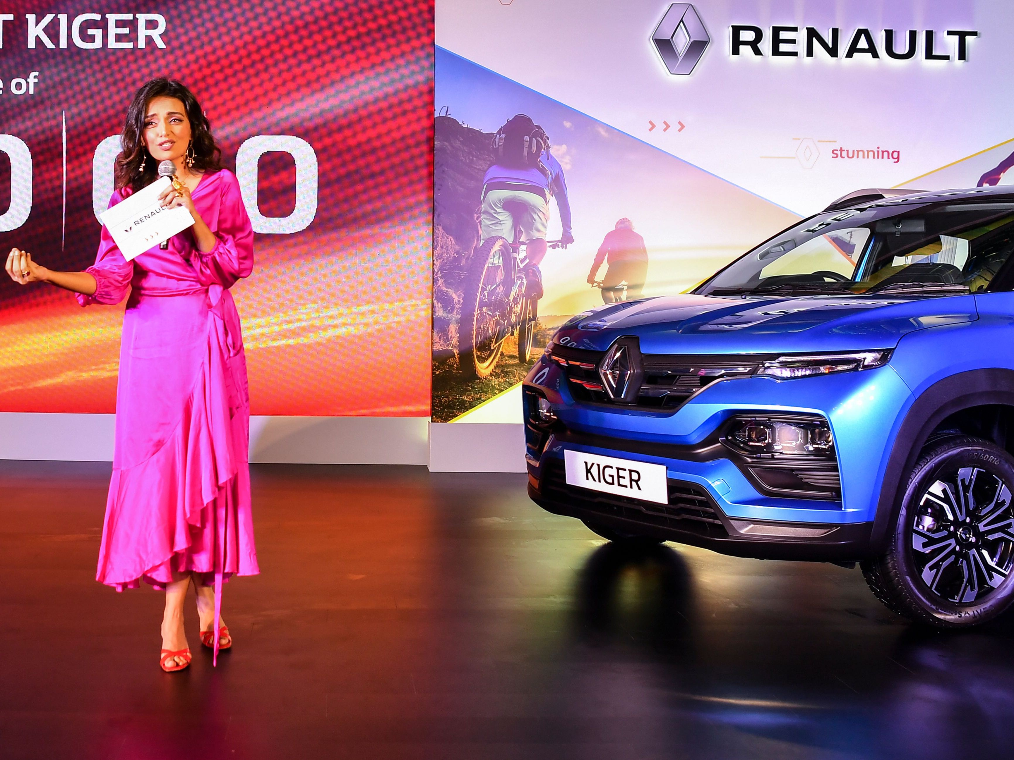 Seorang perempuan memperkenalkan mobil Renault terbaru, Kiger, di India, Minggu (15/2).