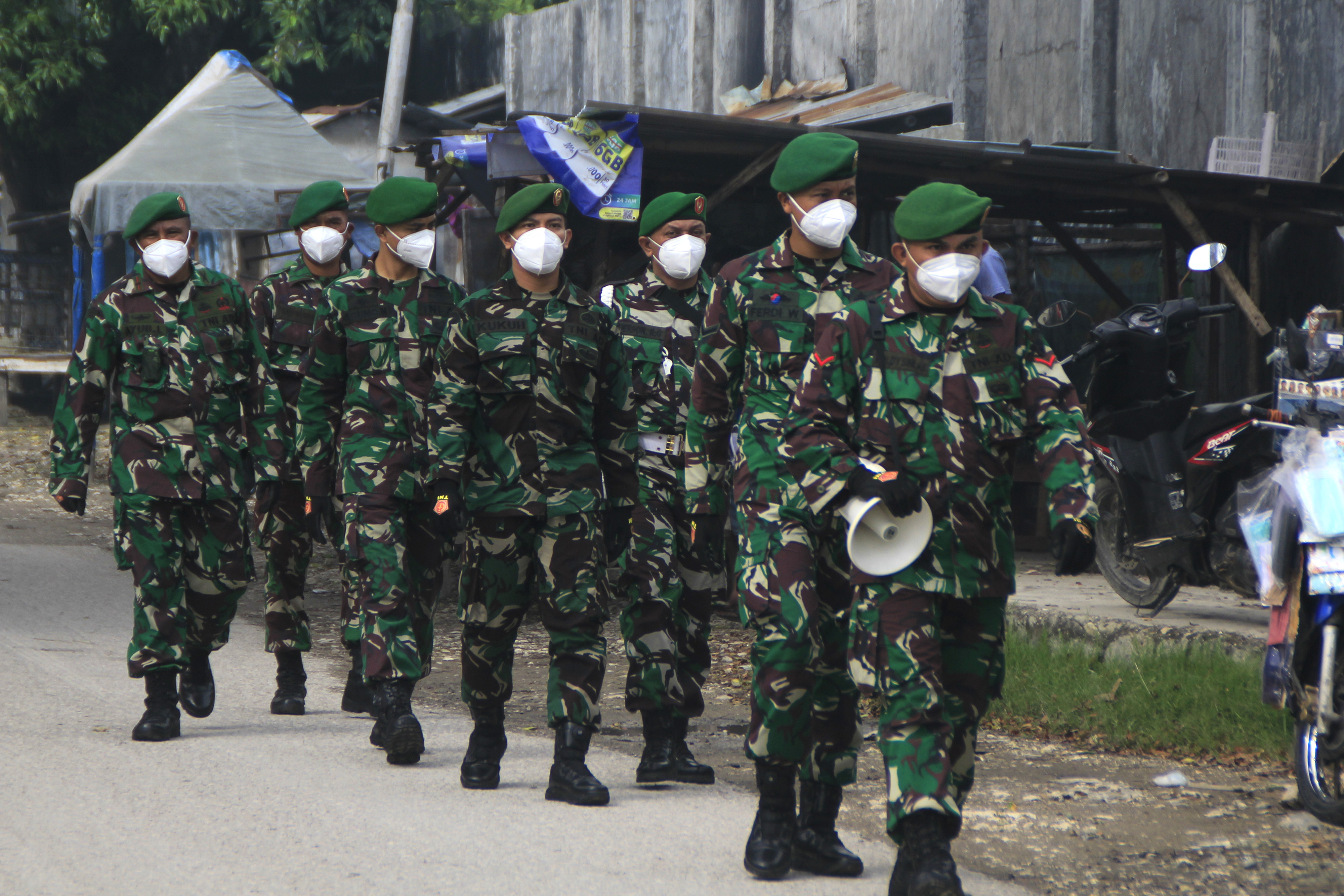 Prajurit TNI memakai masker