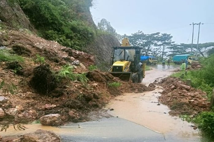 Alat berat membersihkan material di longsor di Golo Nggorong, Kelurahan Pagal, Kecamatan Cibal, Manggarai, NTT, beberapa waktu lalu.