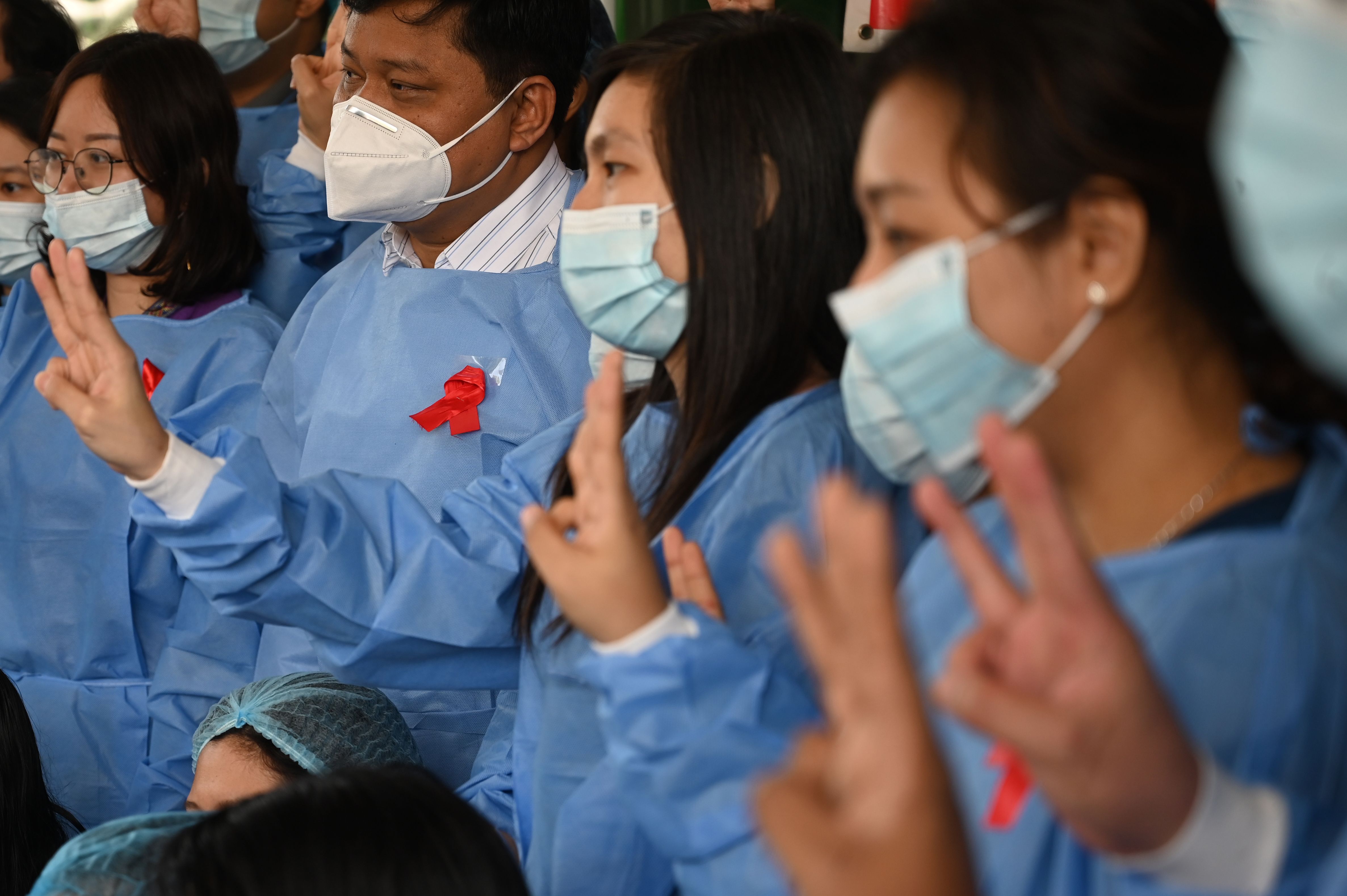 Petugas medis di Myanmar memakai pita merah sekaligus menyerukan perdamaian.