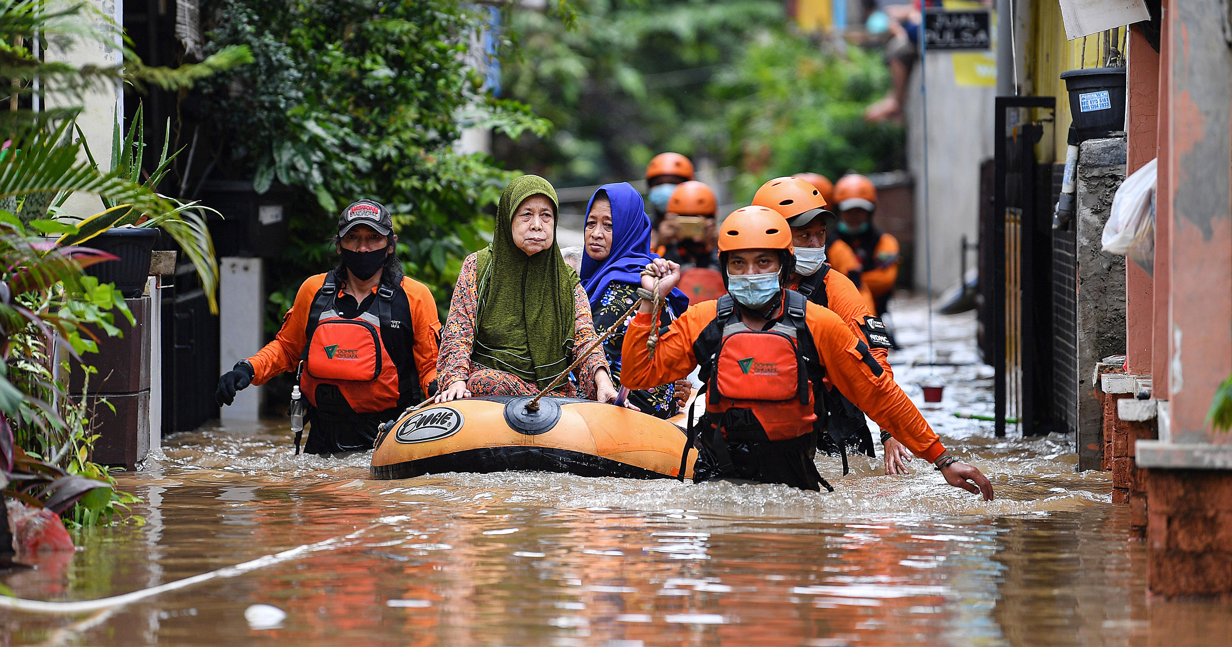 Relawan dari Dompet Dhuafa mengevakuasi warga yang terjebak banjir di Cipinang Melayu, Jakarta Timur, Jumat (19/2)